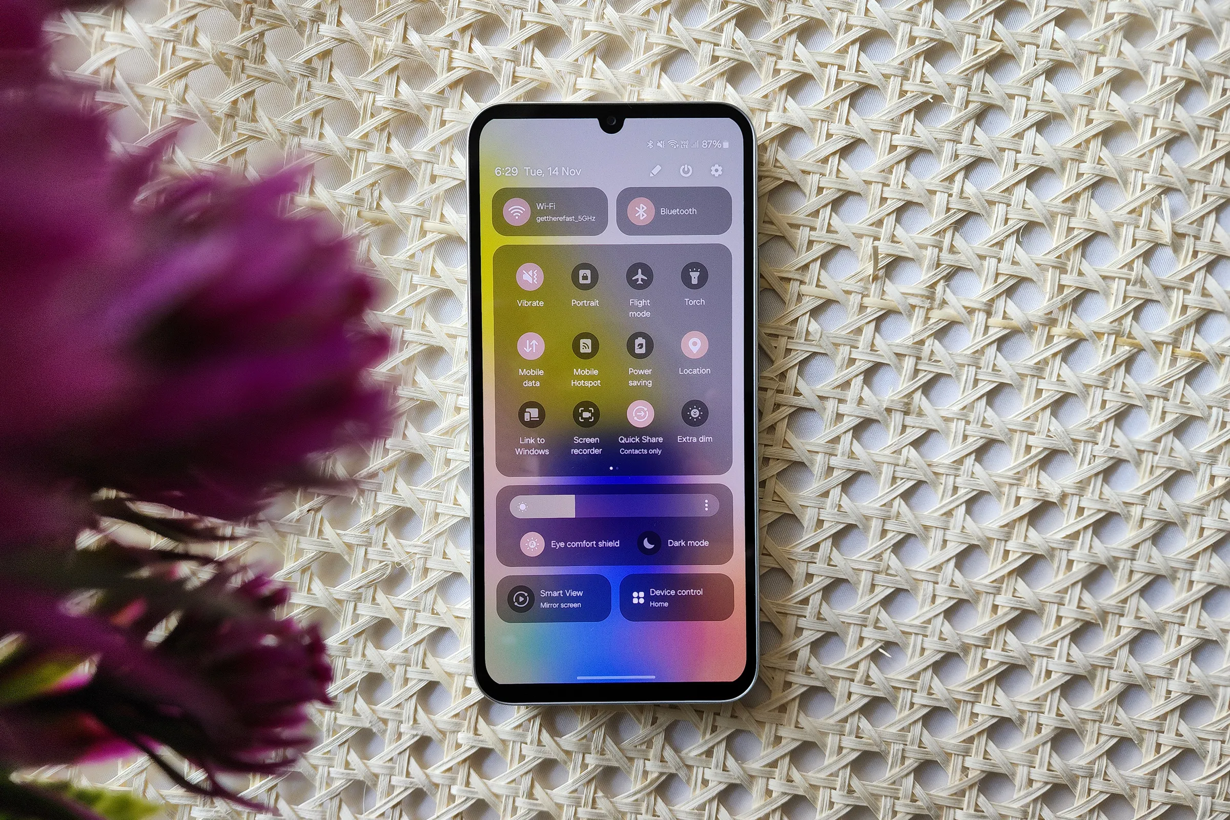 Samsung è alla ricerca di nuove fonti di pannelli OLED per i suoi smartphone Samsung è alla ricerca di nuove fonti di pannelli OLED per i suoi smartphone