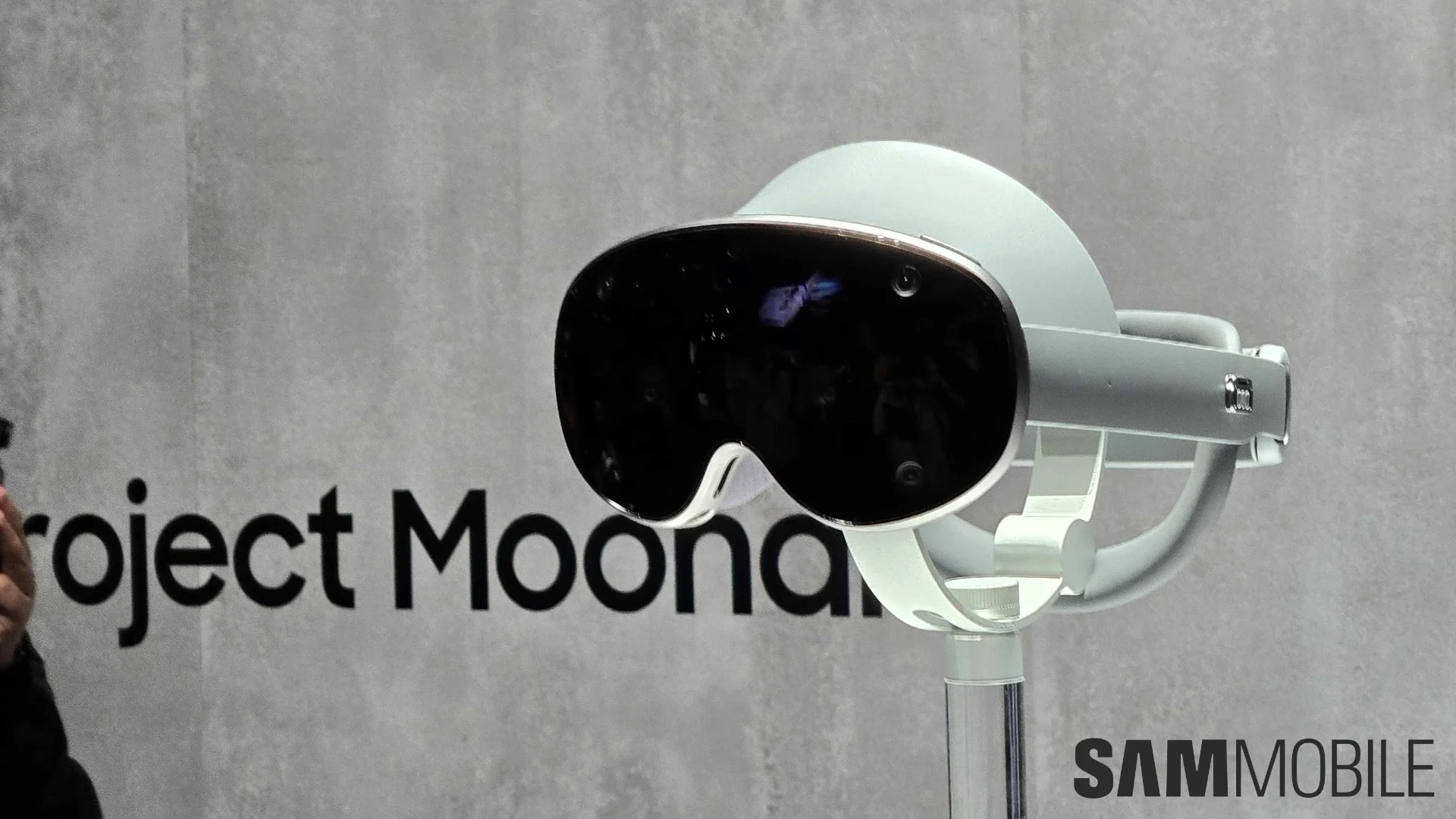 Una nuova dimensione delle tecnologie XR: Samsung sta lavorando sulla metallina Samsung apre la strada al metallo: il futuro delle cuffie leggere XR