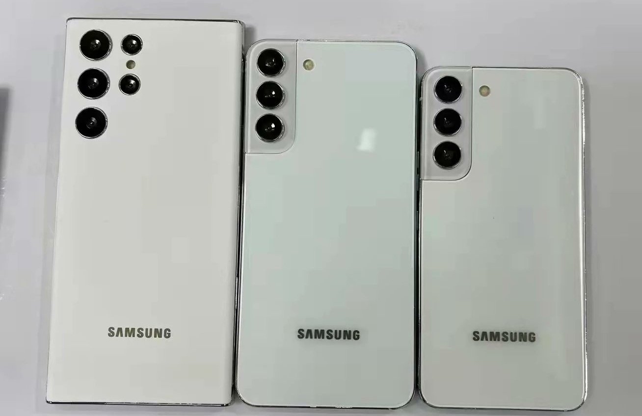 Altro leak su larga scala: in foto e video si sono mostrati tutti e tre i flagship della linea Samsung Galaxy S22 Altro leak su larga scala: in foto e video si sono mostrati tutti e tre i flagship della linea Samsung Galaxy S22