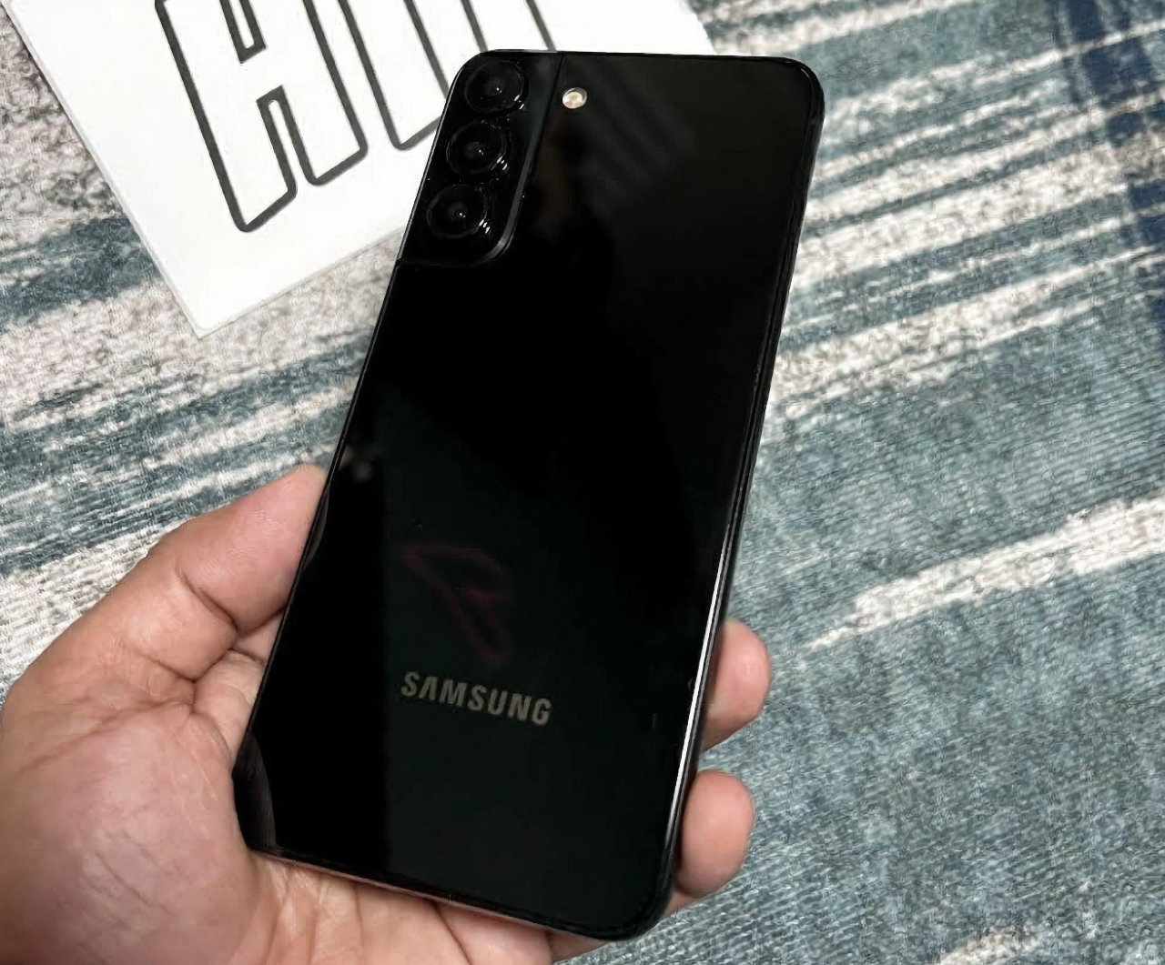 Samsung Galaxy S22 si è presentato in una foto "dal vivo": una copia del Galaxy S21 con un pannello posteriore lucido Samsung Galaxy S22 si è presentato in una foto "dal vivo": una copia del Galaxy S21 con un pannello posteriore lucido