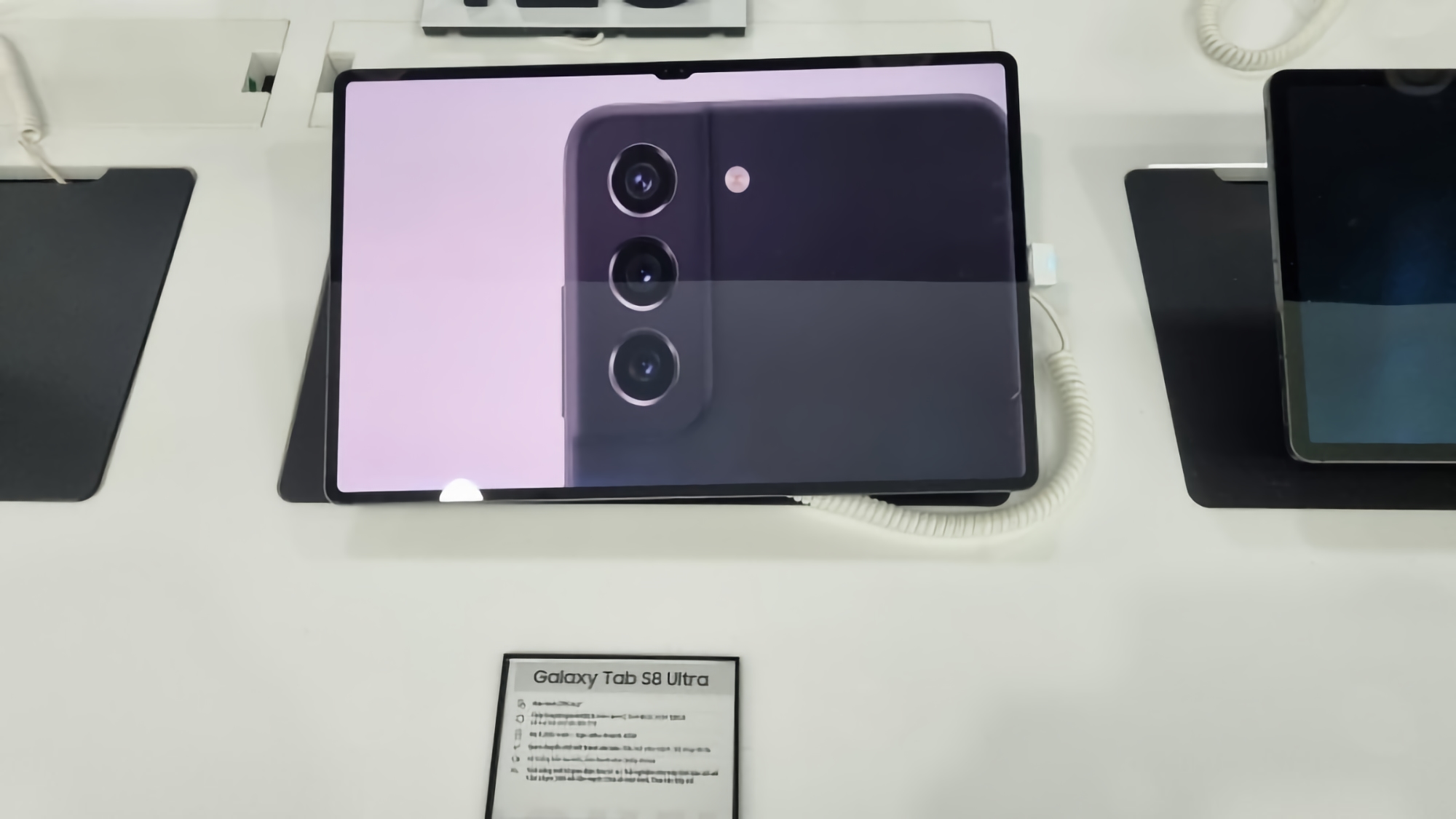 Display con cornici sottili e "monobrow": nella foto è apparso il Samsung Galaxy Tab S8 Ultra Display con cornici sottili e "monobrow": nella foto è apparso il Samsung Galaxy Tab S8 Ultra