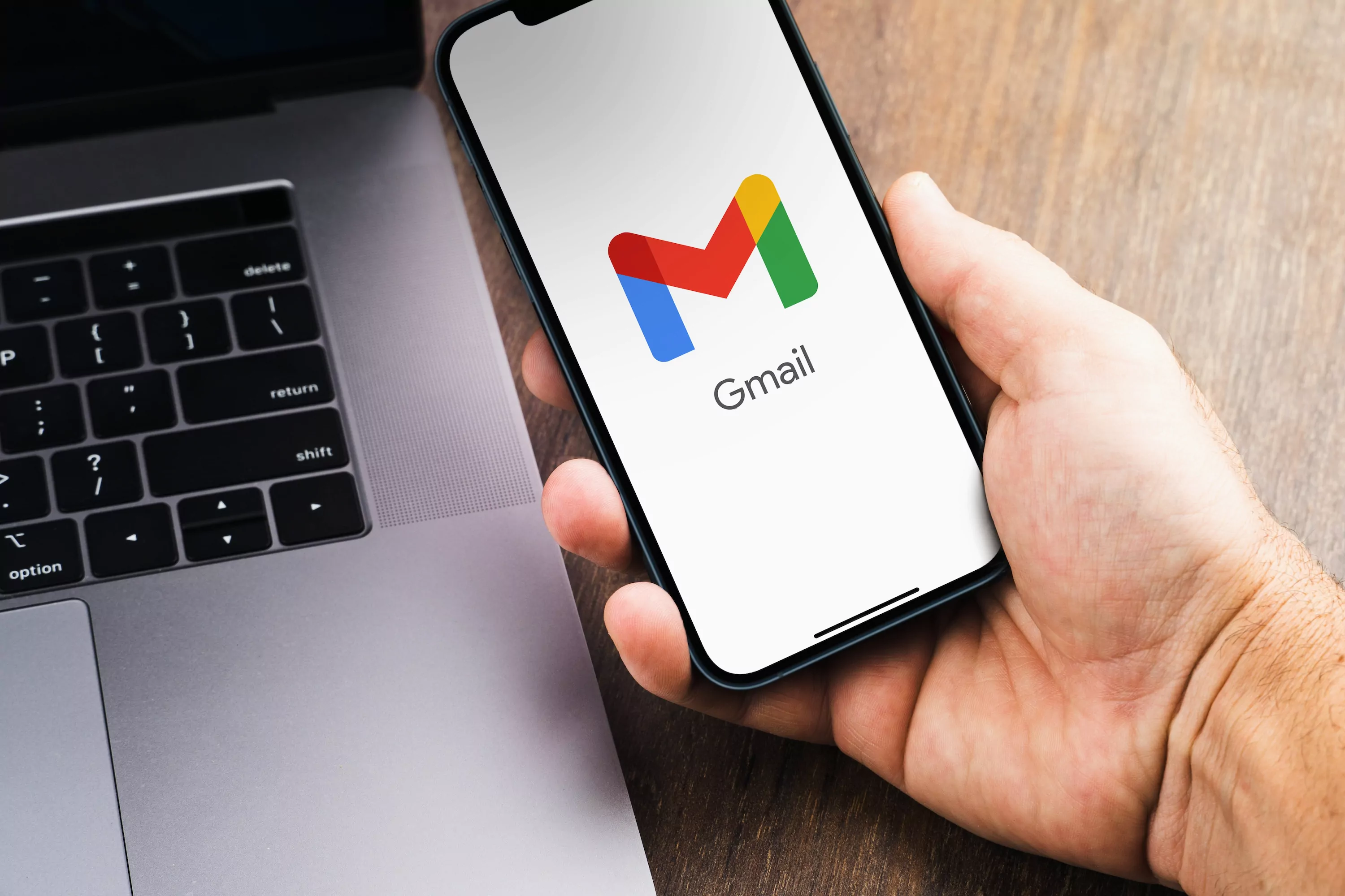 Dalla busta alla M: analisi del restyling del logo di Gmail Trasformare Gmail: Storia ed evoluzione del logo