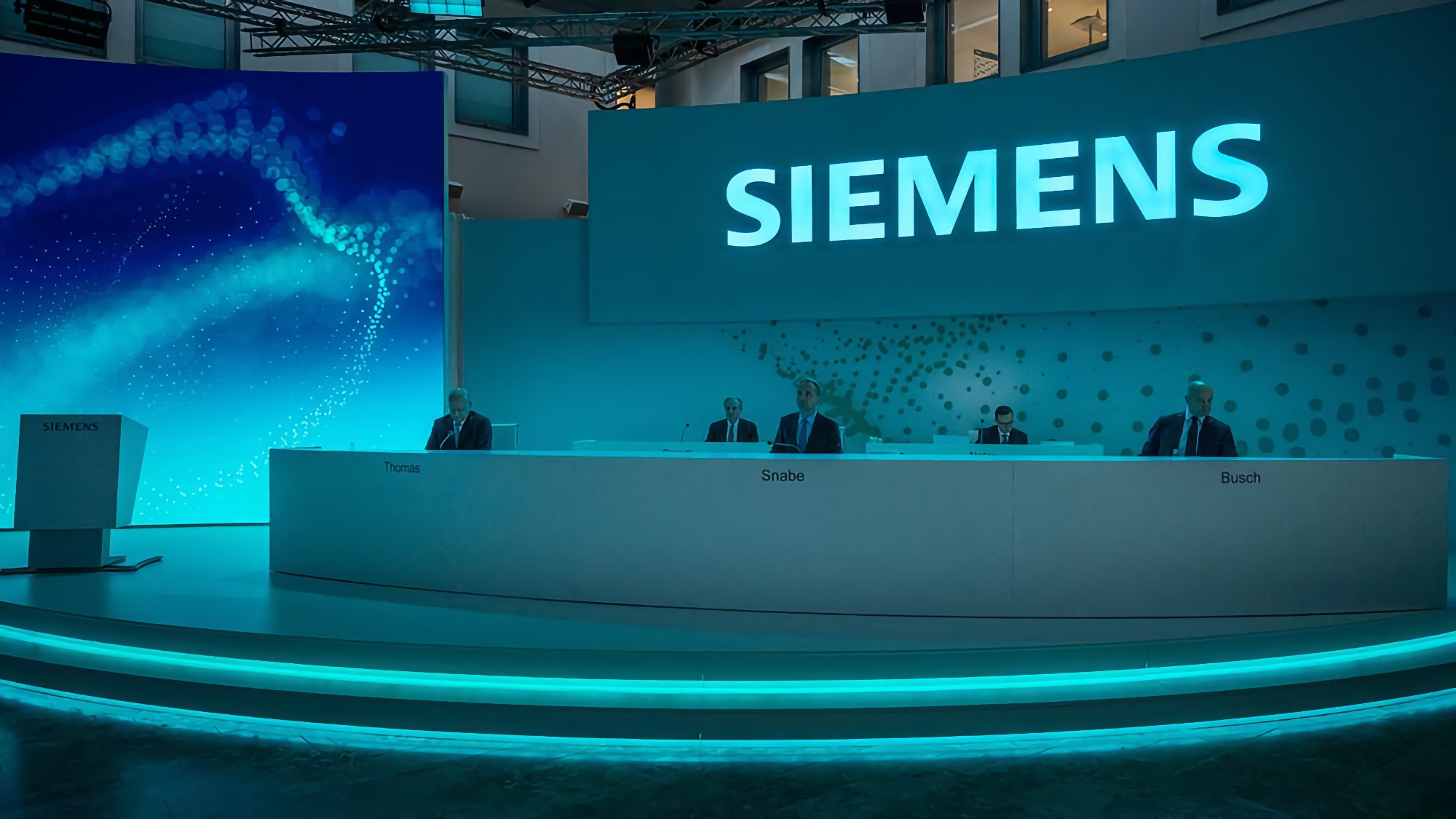 La società tedesca Siemens ha condannato la guerra in Ucraina e ha annunciato il suo ritiro dal mercato russo La società tedesca Siemens ha condannato la guerra in Ucraina e ha annunciato il suo ritiro dal mercato russo