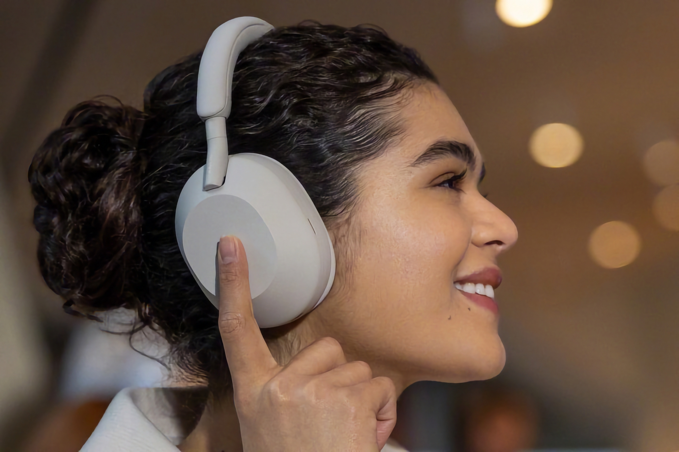 Sony WH-1000XM5 con un aggiornamento del software ha ottenuto il supporto per l'Head Tracking e LDAC quando è collegato a più dispositivi Sony WH-1000XM5 con un aggiornamento del software ha ottenuto il supporto per l'Head Tracking e LDAC quando è collegato a più dispositivi