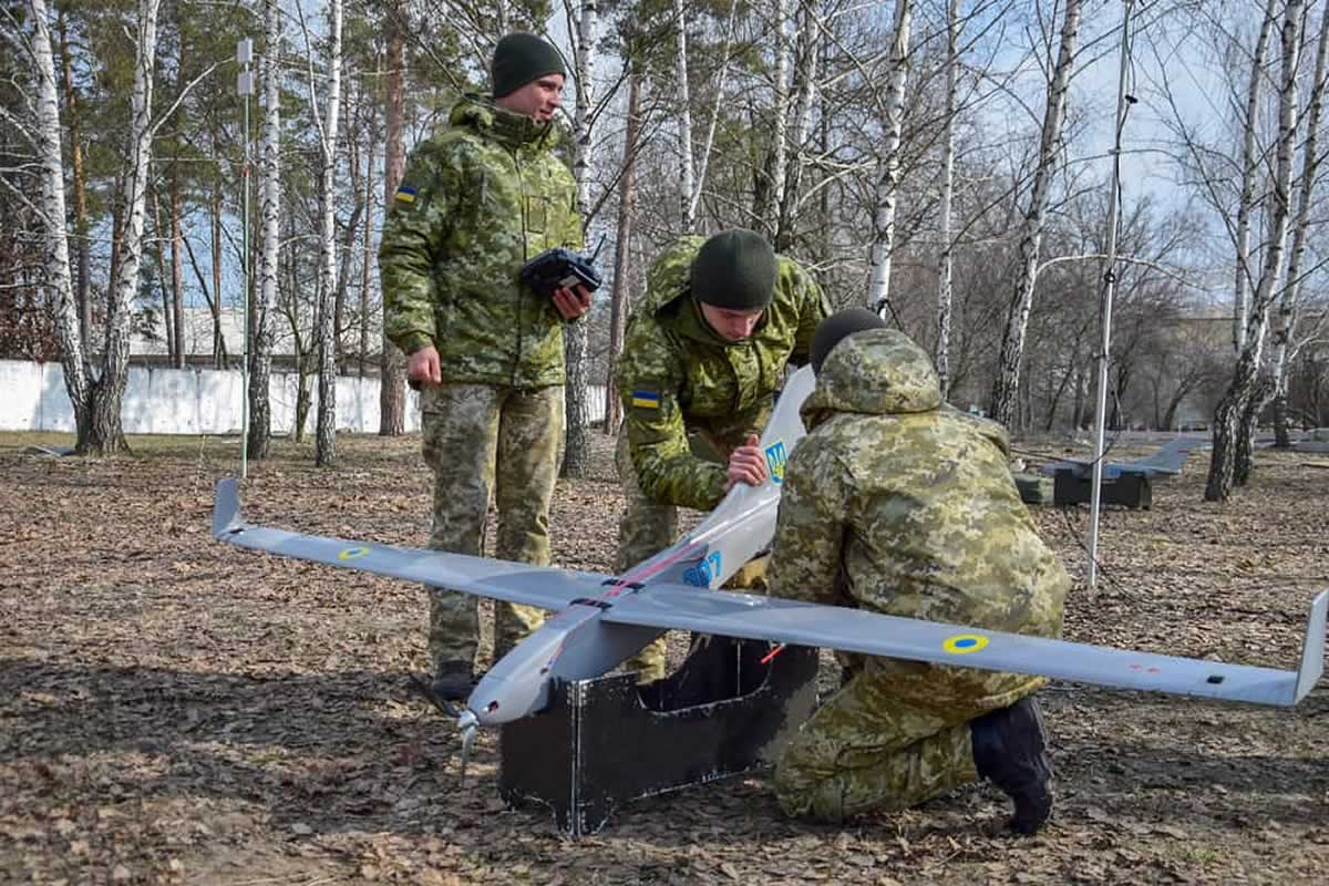 "Test drive di combattimento": i cannonieri ucraini che utilizzano gli UAV Spectator hanno distrutto l'equipaggiamento nemico (video) "Test drive di combattimento": i cannonieri ucraini che utilizzano gli UAV Spectator hanno distrutto l'equipaggiamento nemico (video)