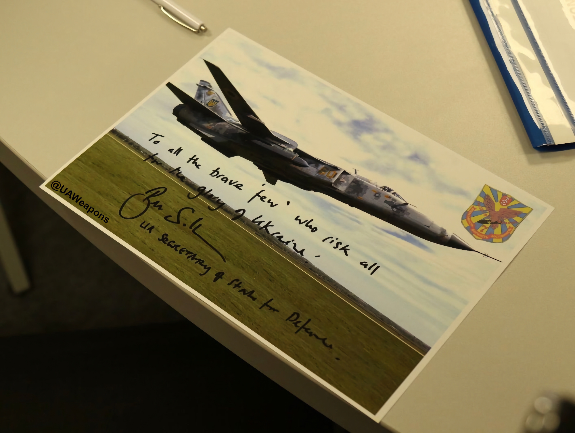 Il ministro della Difesa ucraino mostra una foto del bombardiere Su-24 con il missile da crociera Storm Shadow Il ministro della Difesa ucraino mostra una foto del bombardiere Su-24 con il missile da crociera Storm Shadow