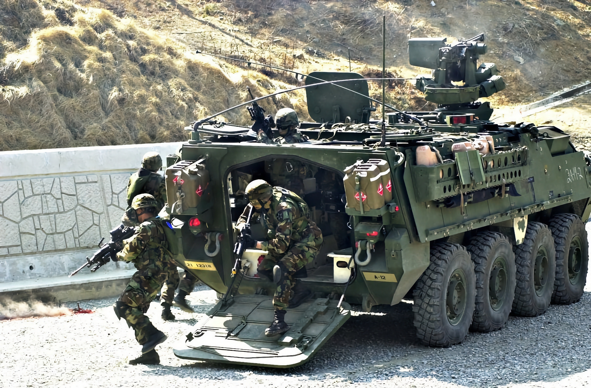 L'esercito ucraino viene mostrato mentre si addestra sui veicoli da combattimento di fanteria Stryker statunitensi L'esercito ucraino viene mostrato mentre si addestra sui veicoli da combattimento di fanteria Stryker statunitensi