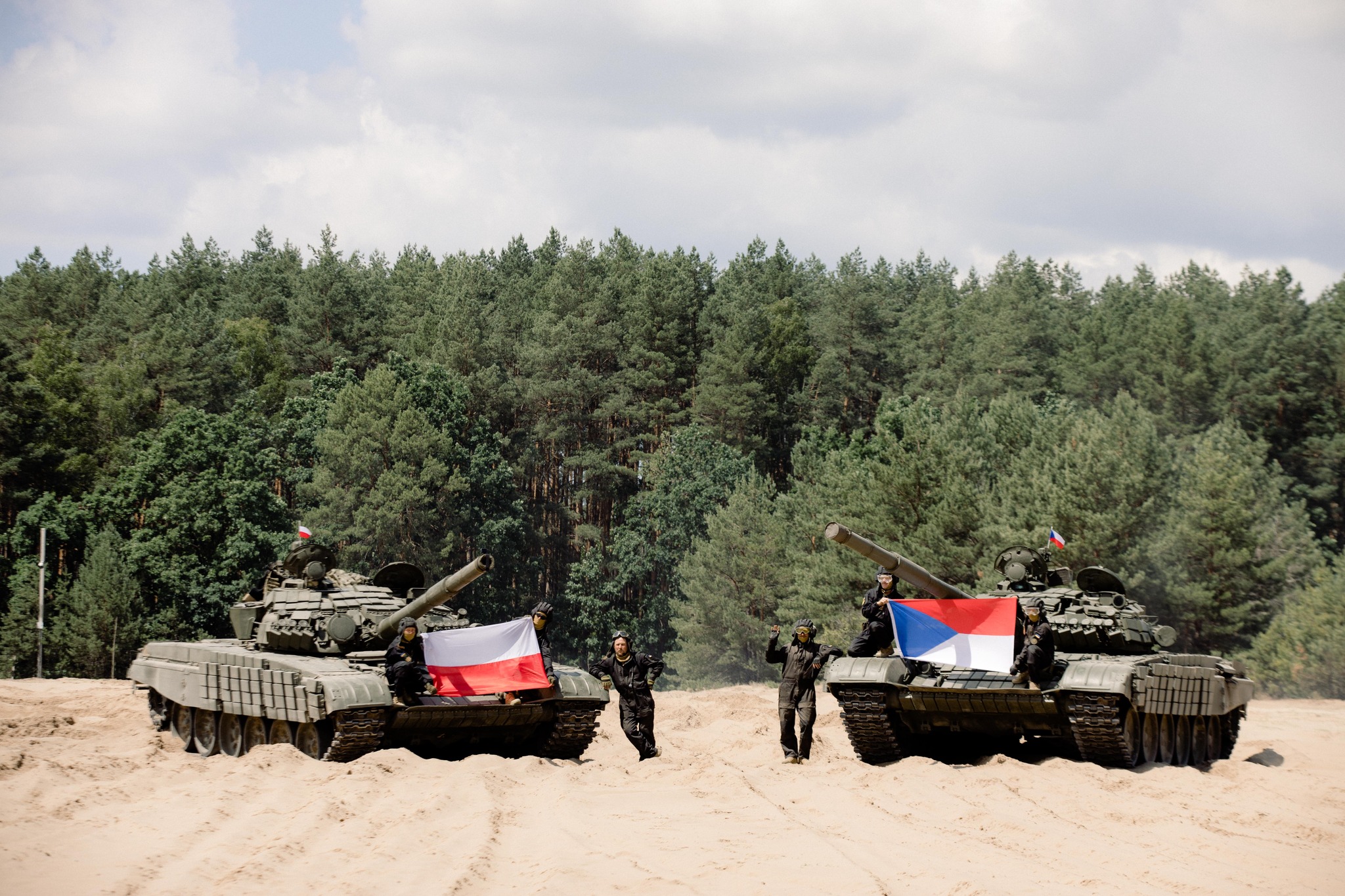 Le forze armate dell'Ucraina utilizzano carri armati T-72 al fronte, che ci sono stati trasferiti dalla Polonia e dalla Repubblica Ceca Le forze armate dell'Ucraina utilizzano carri armati T-72 al fronte, che ci sono stati trasferiti dalla Polonia e dalla Repubblica Ceca