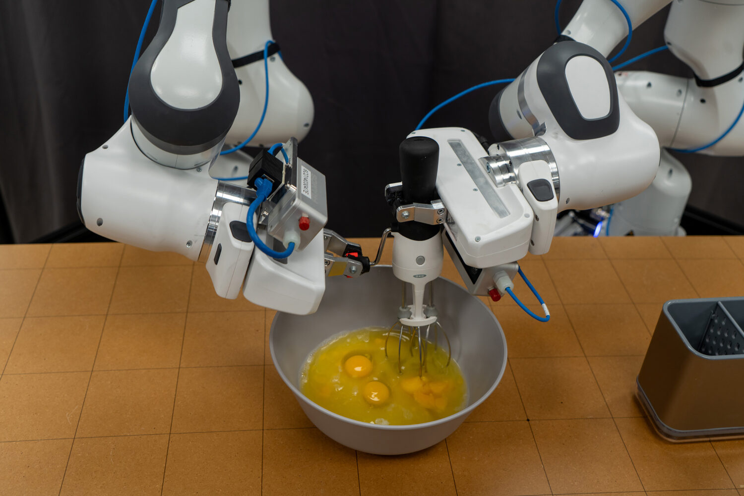 Toyota utilizza l'intelligenza artificiale generativa per insegnare ai robot le abilità domestiche Toyota utilizza l'intelligenza artificiale generativa per insegnare ai robot le abilità domestiche