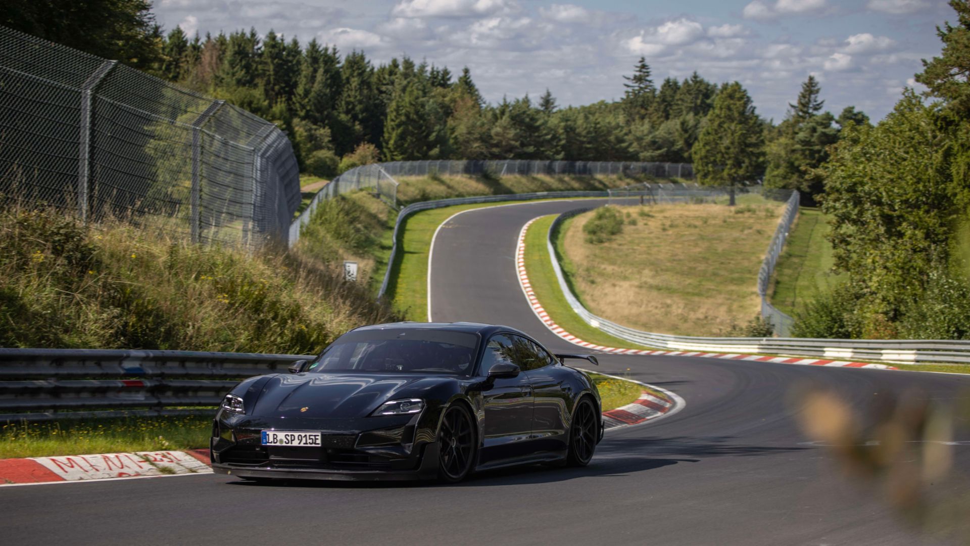 18 secondi più veloce della Tesla Model S Plaid: Porsche ha testato l'auto sportiva elettrica Taycan Turbo GT al Nürburgring 18 secondi più veloce della Tesla Model S Plaid: Porsche ha testato l'auto sportiva elettrica Taycan Turbo GT al Nürburgring