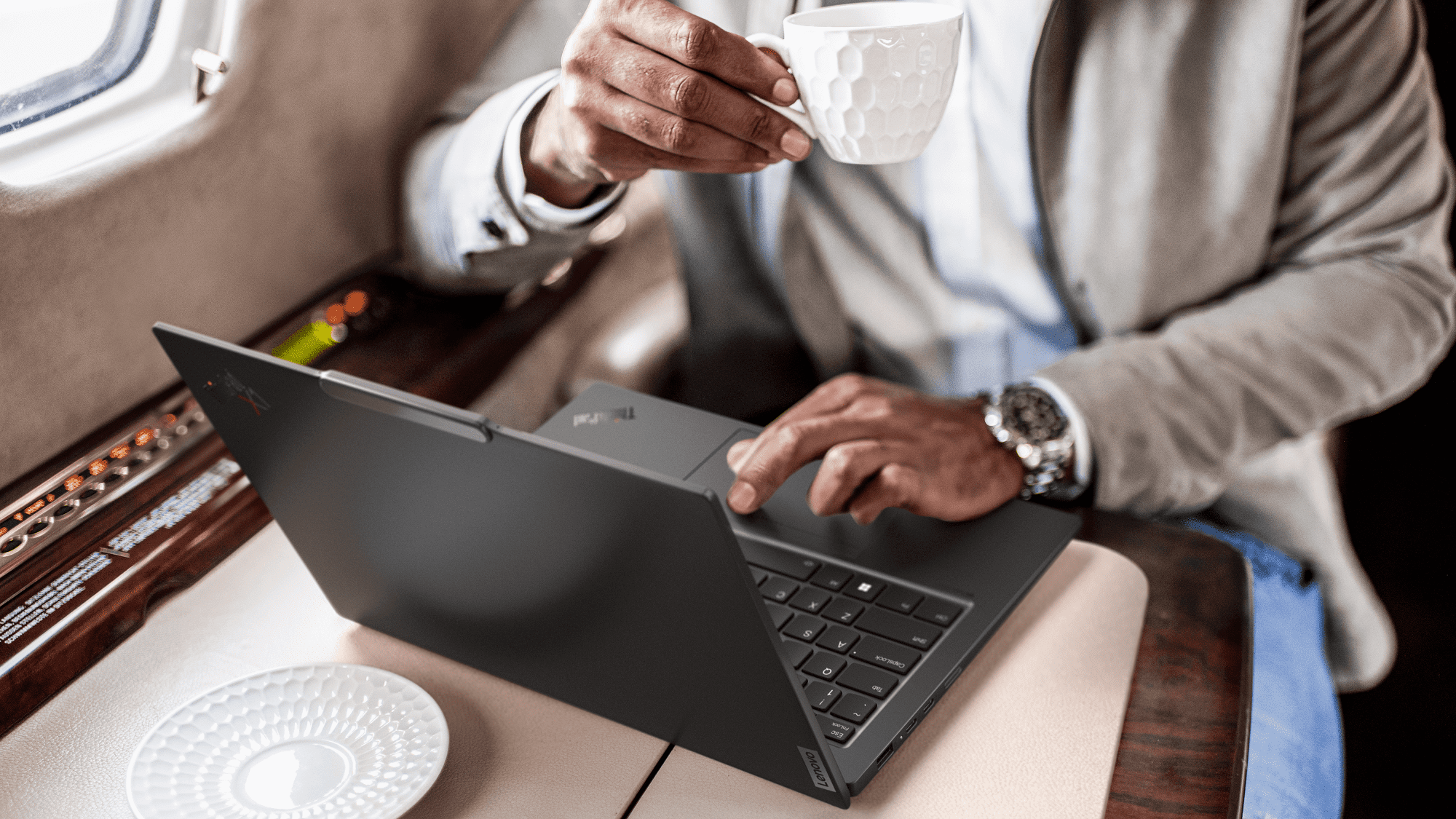 Lenovo ha presentato il laptop ThinkPad X1 Carbon Gen 12 con chip Meteor Lake al prezzo di 2989 dollari. Lenovo ha presentato il laptop ThinkPad X1 Carbon Gen 12 con chip Meteor Lake al prezzo di 2989 dollari.