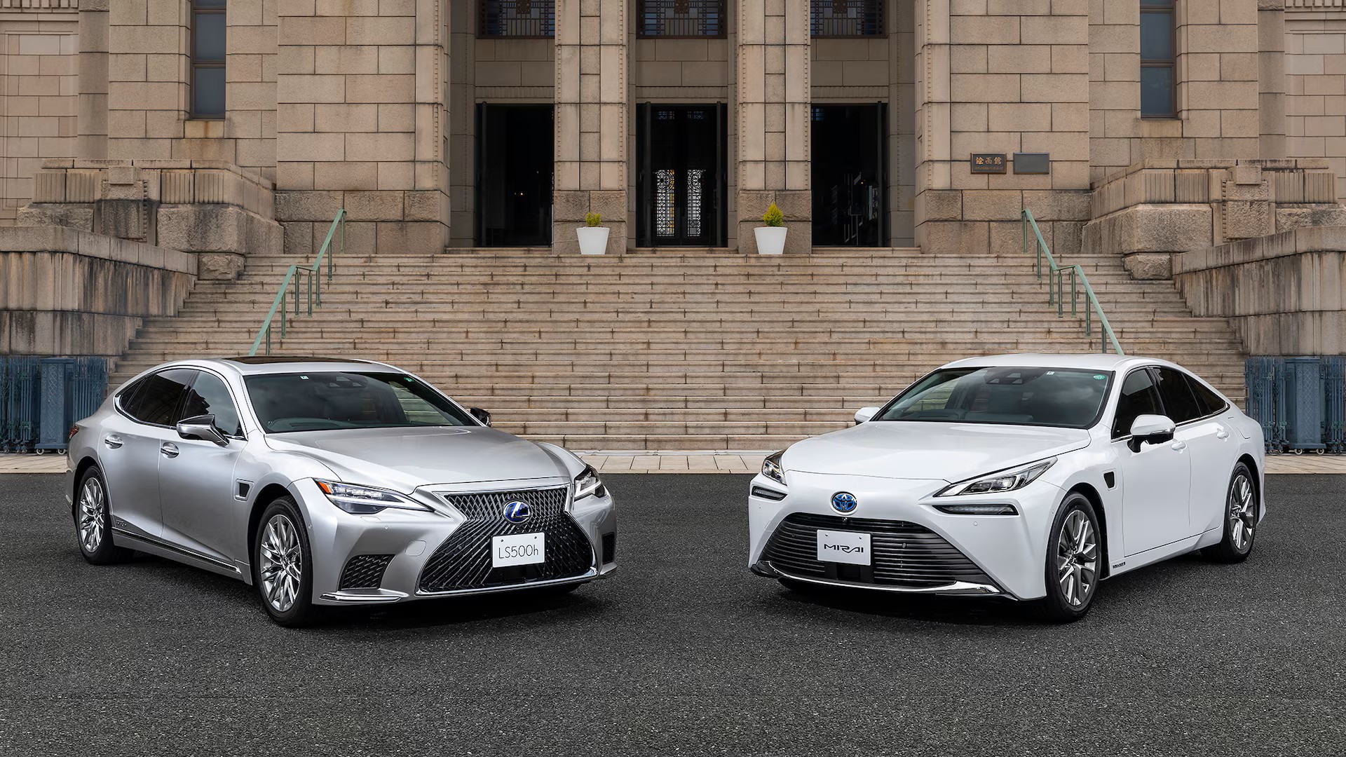 La battaglia innovativa dell'industria automobilistica: l'ibrido Lexus e l'ibrido a idrogeno Toyota Recensione comparativa: Lexus LS500h vs. Toyota Mirai - ibrido vs. idrogeno