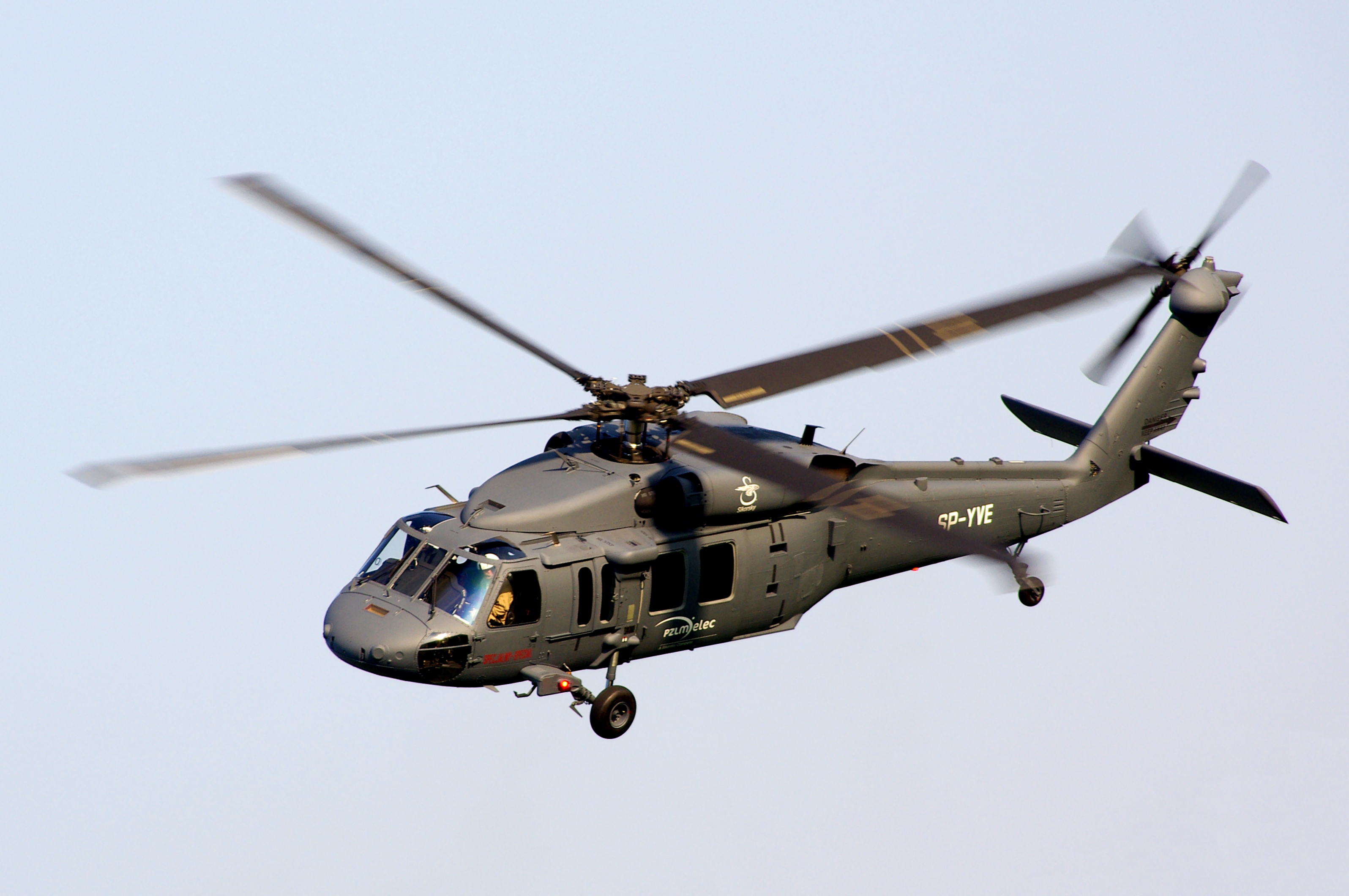 L'Albania ha ricevuto in servizio due elicotteri UH-60 Black Hawk statunitensi. L'Albania ha ricevuto in servizio due elicotteri UH-60 Black Hawk statunitensi.