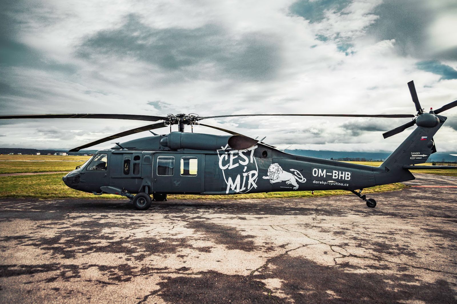 Cechi e slovacchi raccolgono 4,3 milioni di euro per un elicottero UH-60 Black Hawk destinato all'intelligence ucraina Cechi e slovacchi raccolgono 4,3 milioni di euro per un elicottero UH-60 Black Hawk destinato all'intelligence ucraina