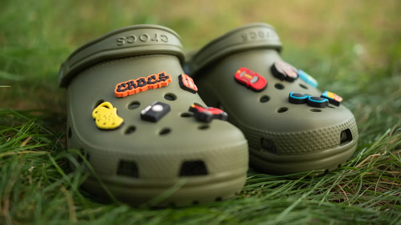 Un crossover che quasi nessuno si aspettava: Fortnite ha annunciato una collaborazione con Crocs: potrete vestire il vostro personaggio con sandali di marca. Un crossover che quasi nessuno si aspettava: Fortnite ha annunciato una collaborazione con Crocs: potrete vestire il vostro personaggio con sandali di marca.