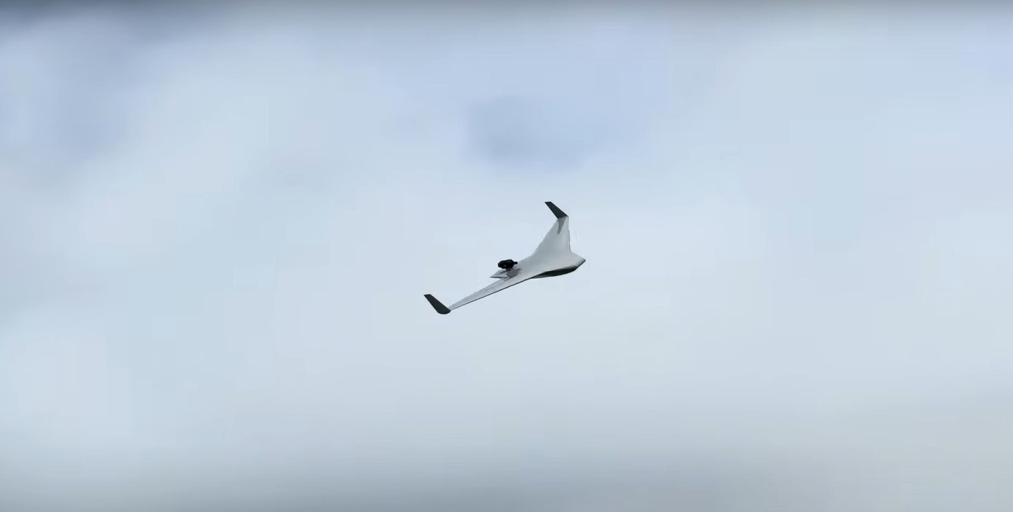 EOS Technologie ha presentato il Veloce 330: un UAV a reazione con tecnologia di decollo e atterraggio verticale che può raggiungere una velocità di 400 km/h. EOS Technologie ha presentato il Veloce 330: un UAV a reazione con tecnologia di decollo e atterraggio verticale che può raggiungere una velocità di 400 km/h.