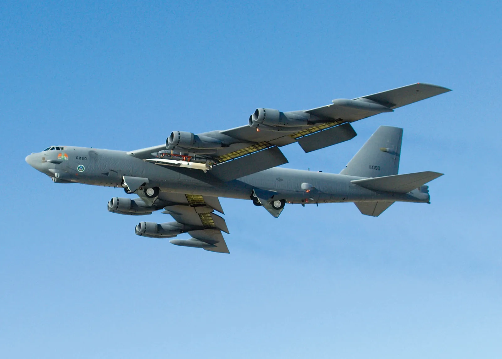 Un bombardiere nucleare statunitense B-52H ha volato di nuovo a 15 km dalla Russia e ha eseguito una brusca manovra a 170 km da San Pietroburgo. Un bombardiere nucleare statunitense B-52H ha volato di nuovo a 15 km dalla Russia e ha eseguito una brusca manovra a 170 km da San Pietroburgo.