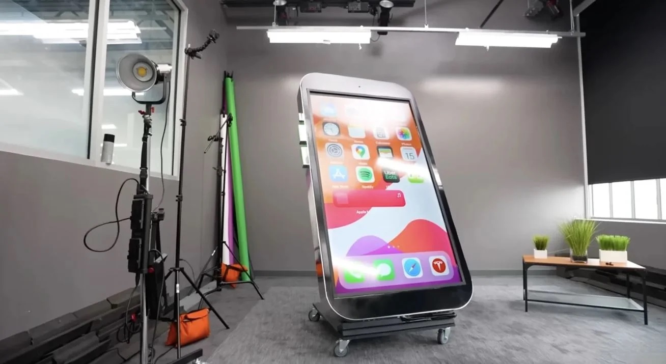 Pesa 226 kg ed è alto oltre 2 metri: un blogger ha realizzato l'iPhone più grande del mondo, e funziona! Pesa 226 kg ed è alto oltre 2 metri: un blogger ha realizzato l'iPhone più grande del mondo, e funziona!