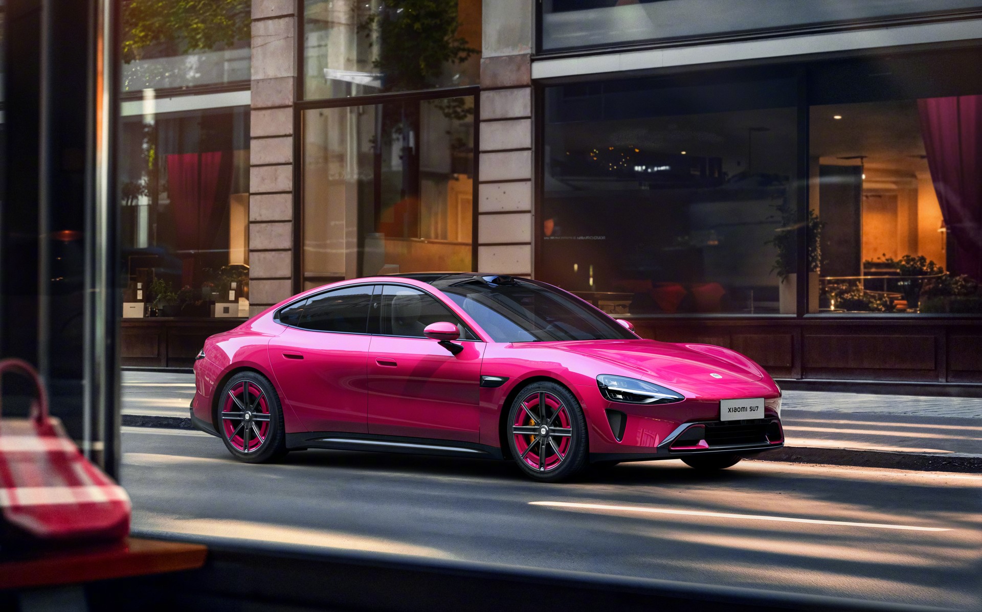 Un colore innovativo per un'auto innovativa: Xiaomi SU7 presentato in Brilliant Magenta Xiaomi SU7 in un nuovo colore: l'auto elettrica diventa più luminosa con Brilliant Magenta