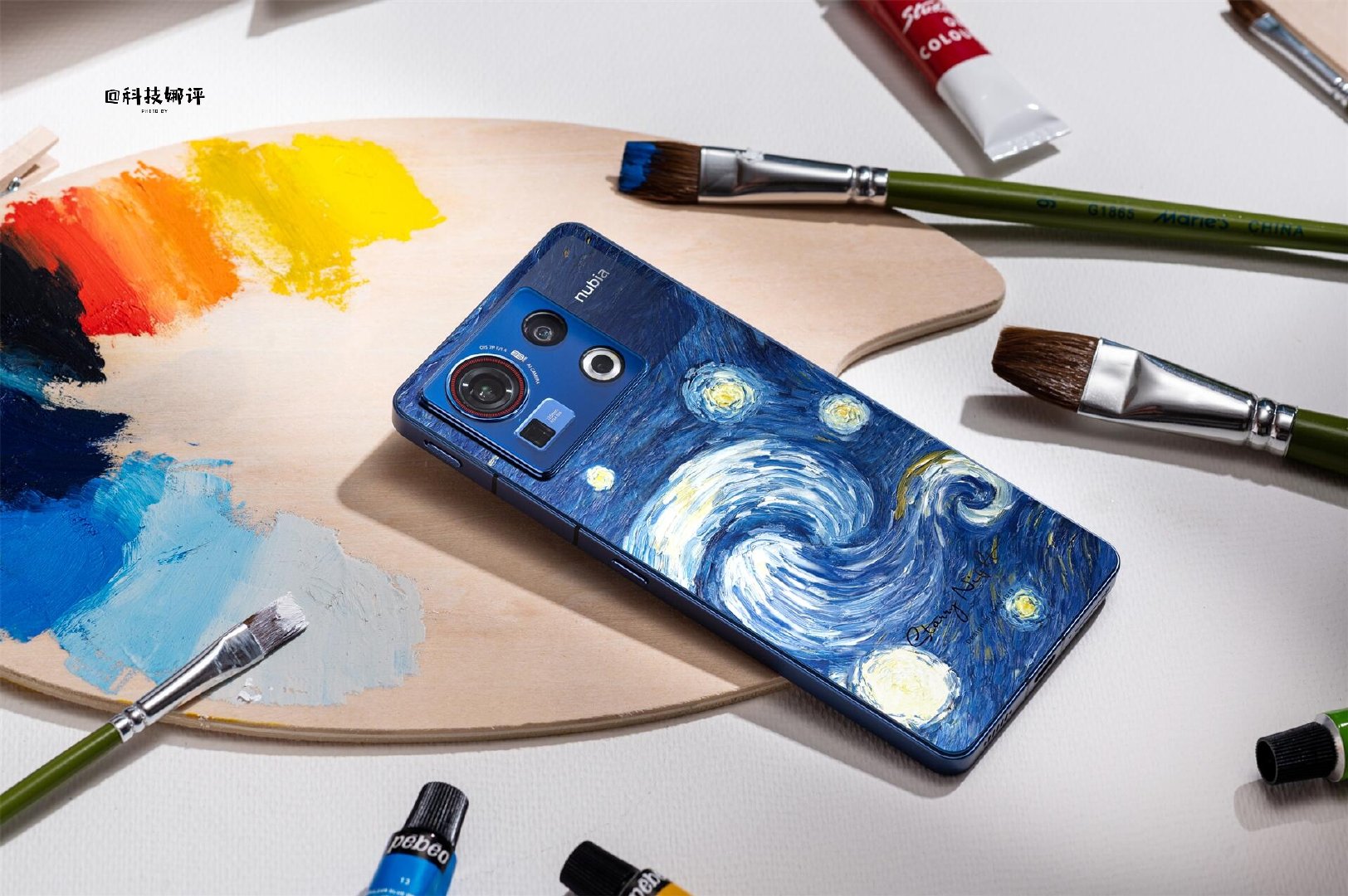 ZTE Nubia Z40S Pro Starry Night Edition: Smartphone in edizione limitata con la "Notte Stellata" di Van Gogh sul retro ZTE Nubia Z40S Pro Starry Night Edition: Smartphone in edizione limitata con la "Notte Stellata" di Van Gogh sul retro