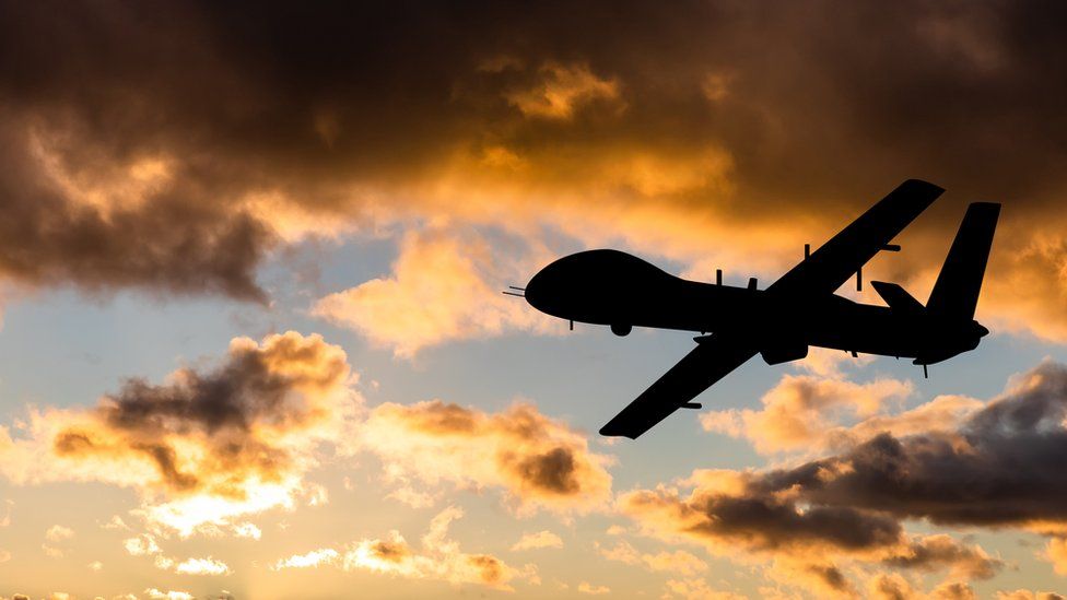 L'aeronautica statunitense ha negato che un drone controllato dall'intelligenza artificiale abbia attaccato un operatore durante una simulazione al computer di soppressione delle difese aeree nemiche L'aeronautica statunitense ha negato che un drone controllato dall'intelligenza artificiale abbia attaccato un operatore durante una simulazione al computer di soppressione delle difese aeree nemiche