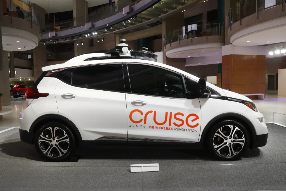 Cruise dimezzerà la sua flotta di auto robot dopo due incidenti a San Francisco Cruise dimezzerà la sua flotta di auto robot dopo due incidenti a San Francisco