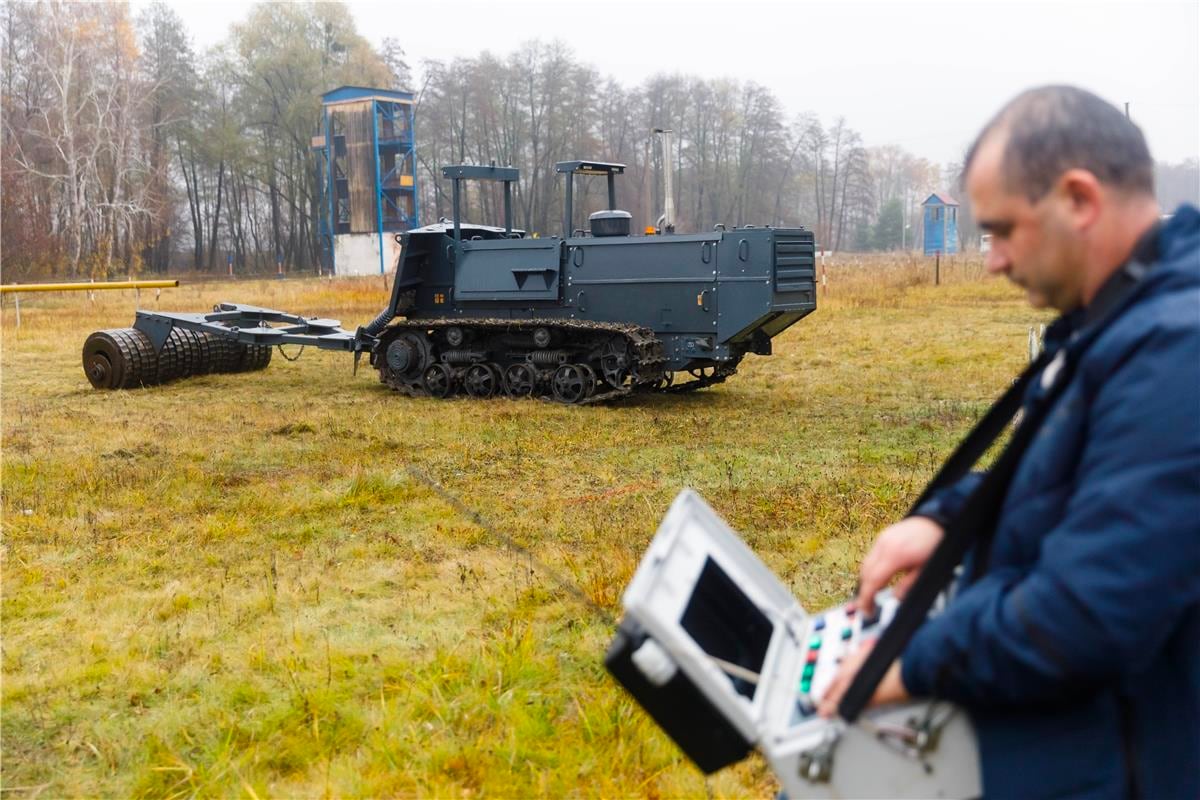 I costruttori di Kharkiv hanno creato una macchina per preparare il terreno per lo sminamento, costa 5,6 milioni di dollari ed è già stata consegnata ai genieri I costruttori di Kharkiv hanno creato una macchina per preparare il terreno per lo sminamento, costa 5,6 milioni di dollari ed è già stata consegnata ai genieri