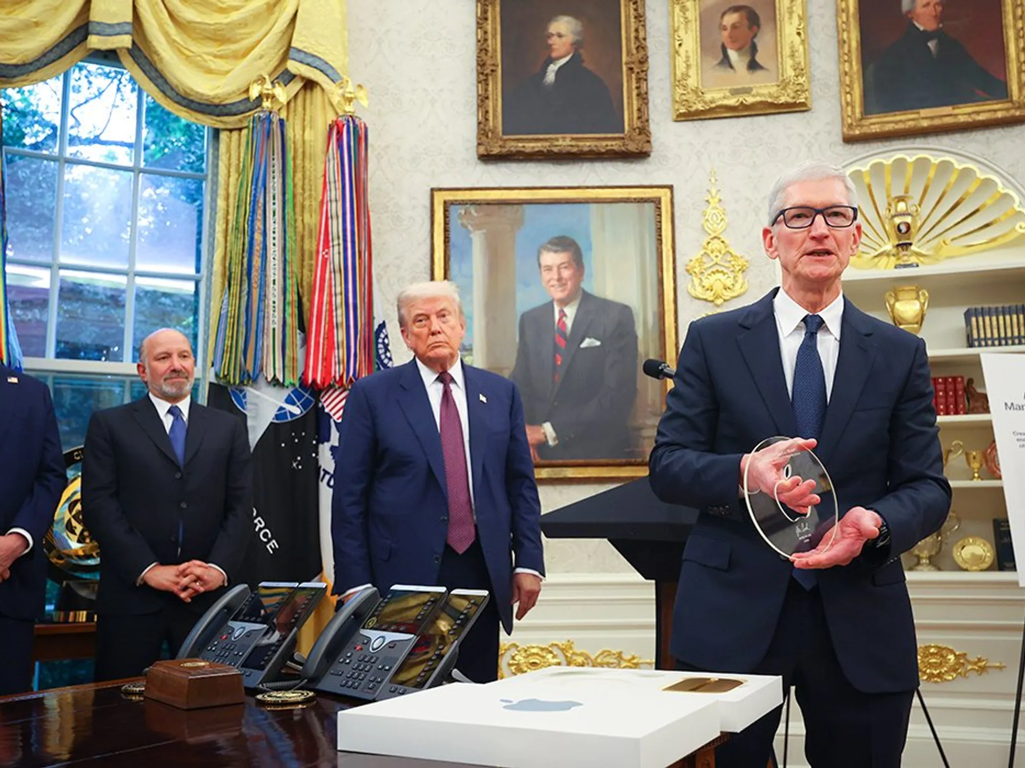 Tim Cook come mediatore: come è andato l'incontro con Donald Trump? La visita inaspettata di Tim Cook a Donald Trump: chi ha ricevuto la statua?
