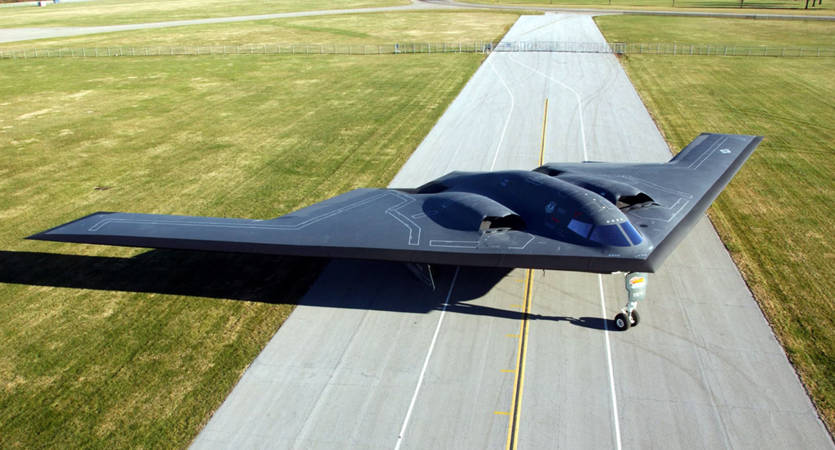 Northrop Grumman riceverà fino a 7 miliardi di dollari per espandere le capacità di 20 bombardieri nucleari B-2 Spirit, con un costo di oltre 2,1 miliardi di dollari. Northrop Grumman riceverà fino a 7 miliardi di dollari per espandere le capacità di 20 bombardieri nucleari B-2 Spirit, con un costo di oltre 2,1 miliardi di dollari.