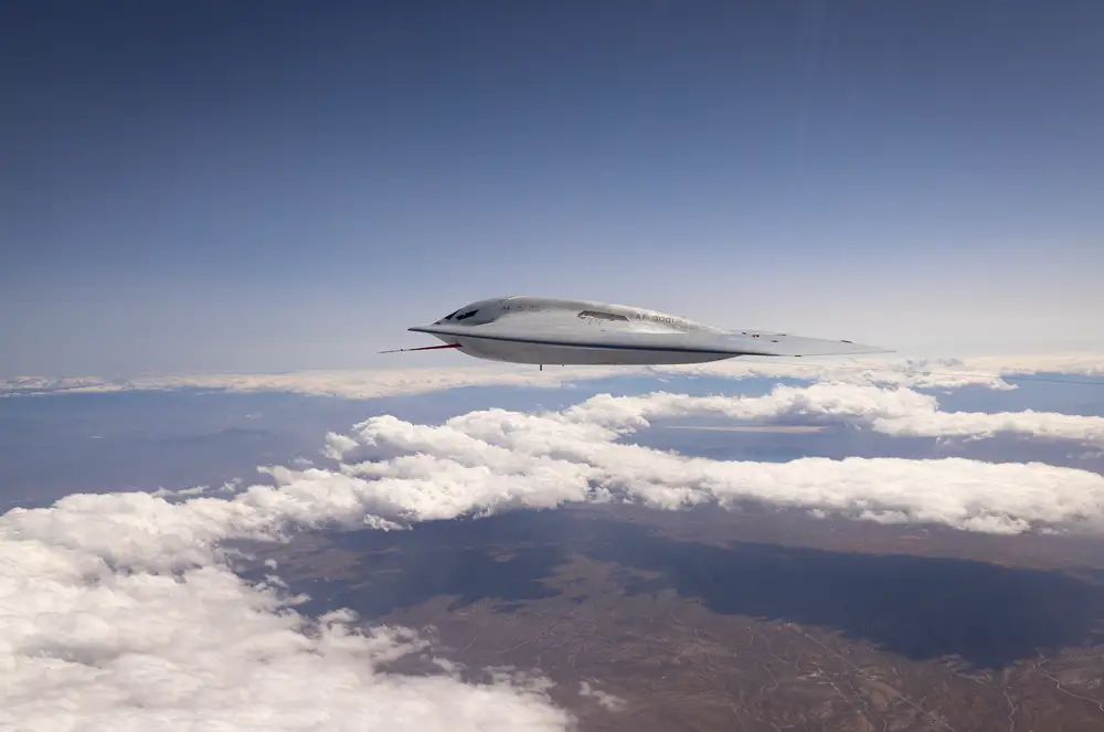 Appaiono le foto del nuovo bombardiere stealth statunitense B-21 Raider Appaiono le foto del nuovo bombardiere stealth statunitense B-21 Raider