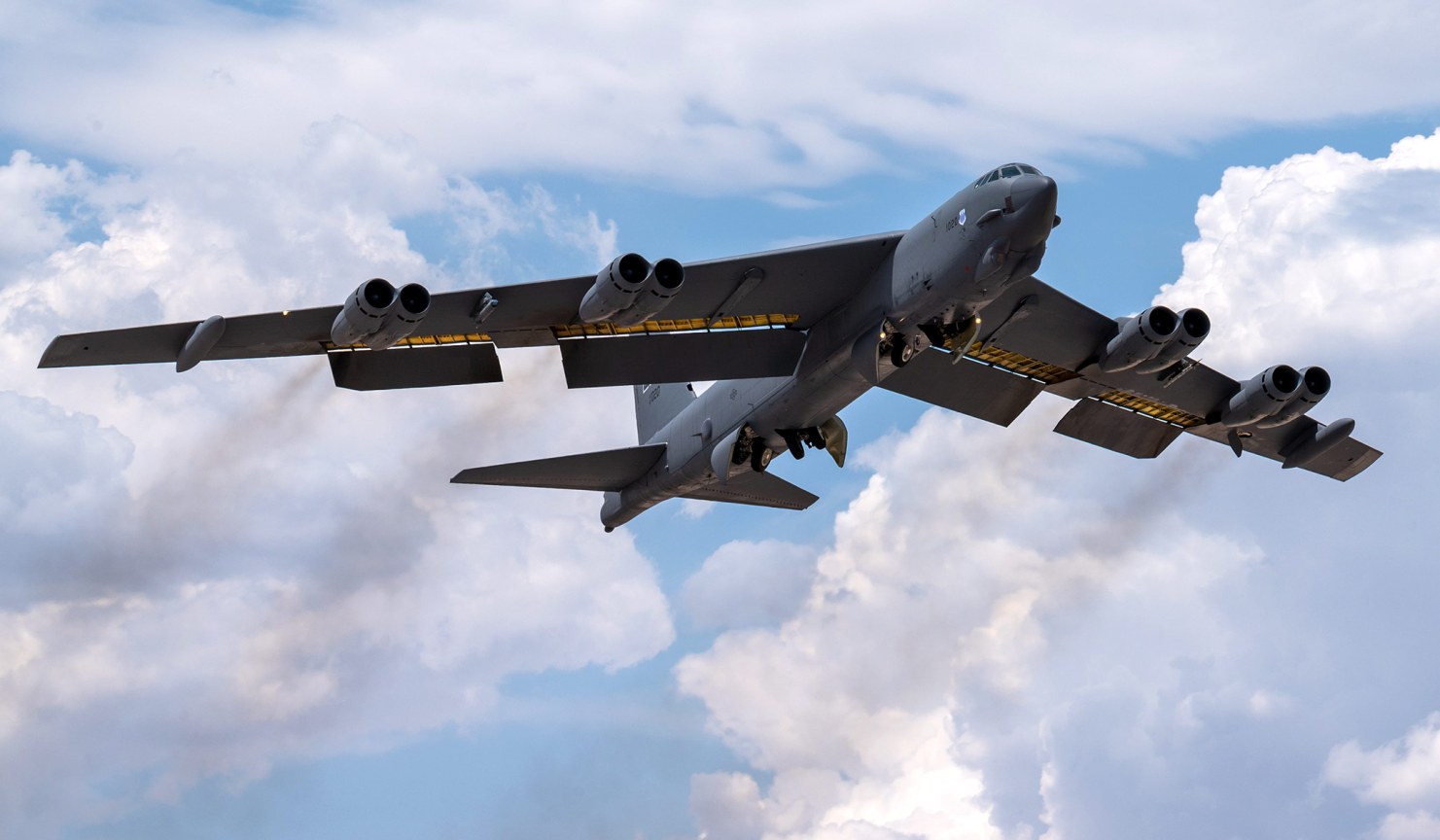 L'US Air Force spenderà 11 miliardi di dollari per aggiornare il B-52H: il bombardiere avrà un motore F130, un radar e potrà trasportare un nuovo missile nucleare con una gittata di 2.400 km. L'US Air Force spenderà 11 miliardi di dollari per aggiornare il B-52H: il bombardiere avrà un motore F130, un radar e potrà trasportare un nuovo missile nucleare con una gittata di 2.400 km.