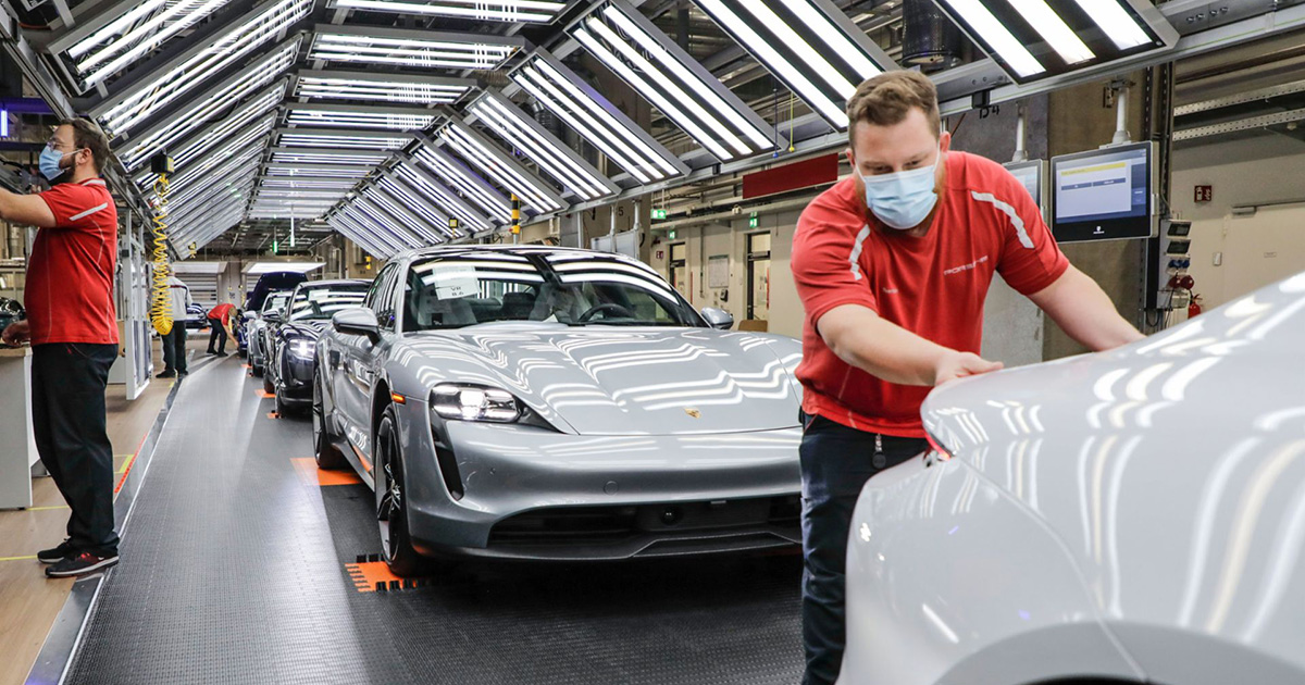 Uno sguardo sotto il cofano: caratteristiche uniche della produzione della Porsche Taycan Produzione della Porsche Taycan: risultati e innovazioni nella costruzione di veicoli elettrici