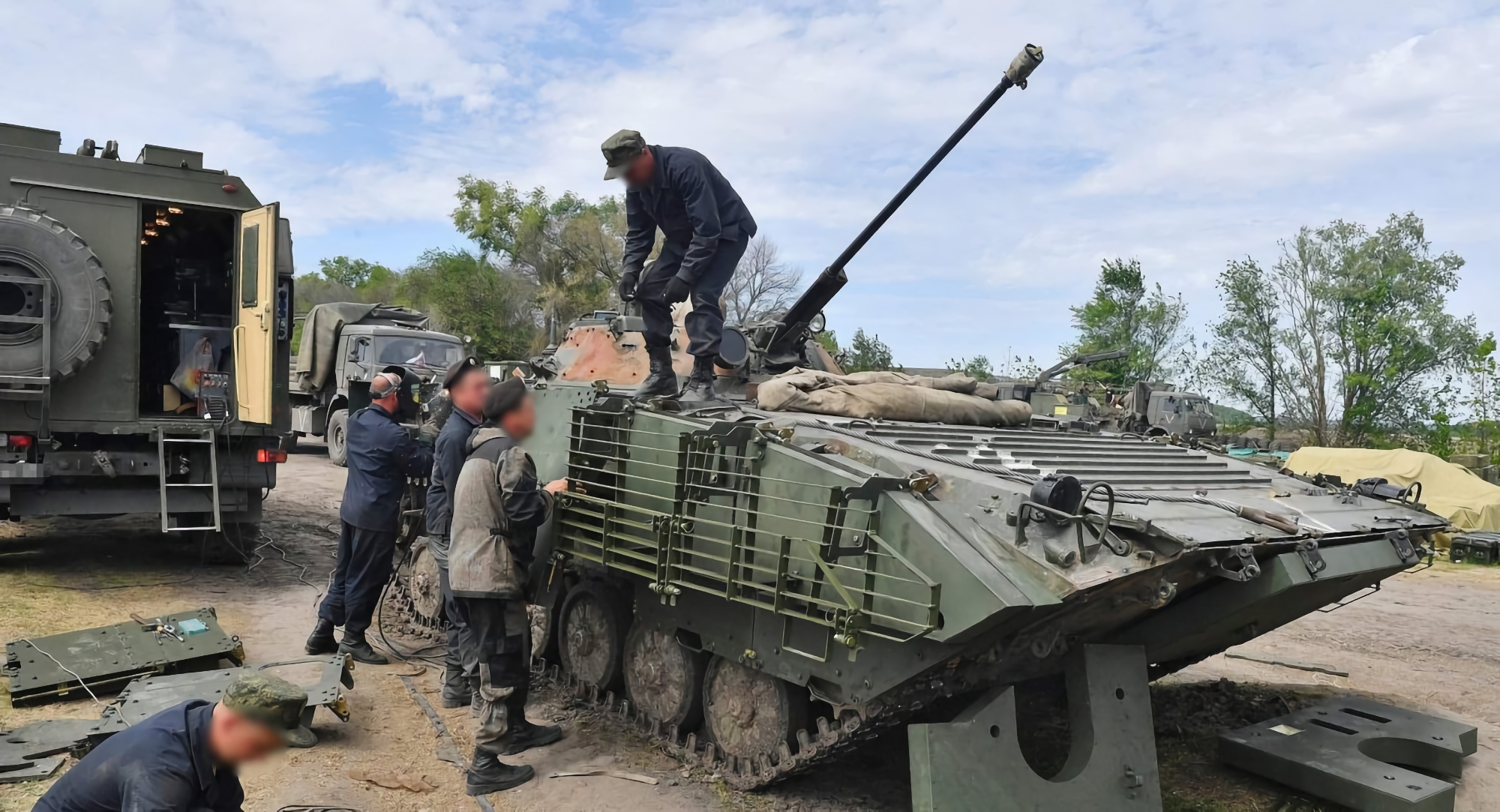 Le forze armate dell'Ucraina hanno catturato il BMP-2 russo con una protezione moderna e rara 675-sb3KDZ Le forze armate dell'Ucraina hanno catturato il BMP-2 russo con una protezione moderna e rara 675-sb3KDZ