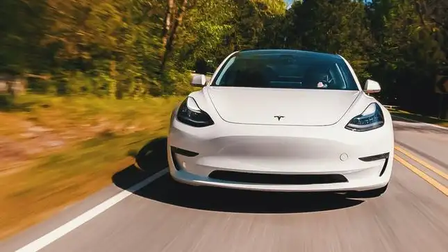 I ricercatori hanno trovato un modo per hackerare Tesla e attivare la guida autonoma completa gratuitamente I ricercatori hanno trovato un modo per hackerare Tesla e attivare la guida autonoma completa gratuitamente