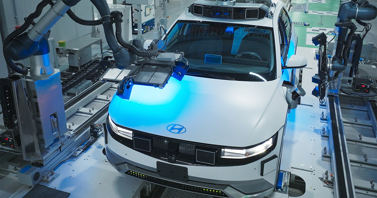 La tecnologia di domani: in produzione il taxi robot Hyundai IONIQ 5 Hyundai IONIQ 5 production: il robotaxi del futuro è già in fase di assemblaggio