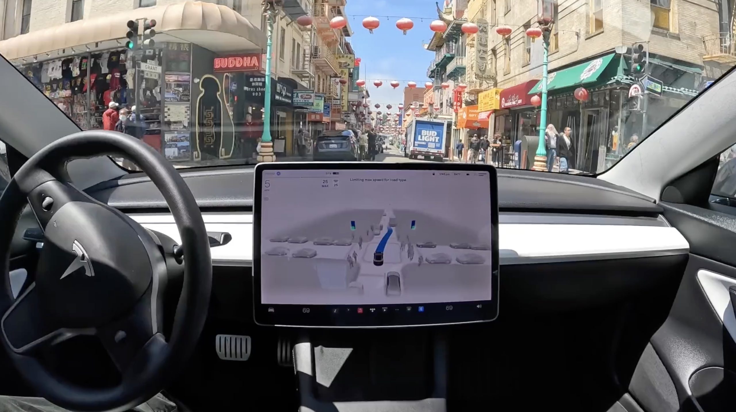 La Tesla senza pilota di Elon Musk ha confuso i semafori di un incrocio e ha quasi causato un incidente La Tesla senza pilota di Elon Musk ha confuso i semafori di un incrocio e ha quasi causato un incidente