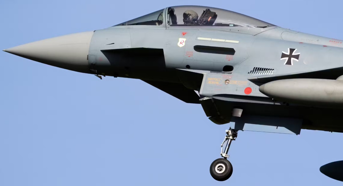 Il caccia tedesco Eurofighter Typhoon è stato danneggiato dalla collisione con un drone Il caccia tedesco Eurofighter Typhoon è stato danneggiato dalla collisione con un drone