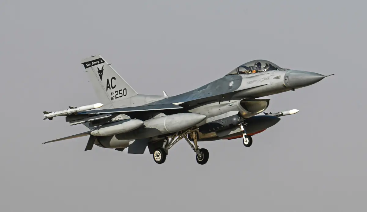 I caccia F-16 Fighting Falcon statunitensi colpiscono i depositi di armi iraniani in Siria su ordine della Casa Bianca I caccia F-16 Fighting Falcon statunitensi colpiscono i depositi di armi iraniani in Siria su ordine della Casa Bianca