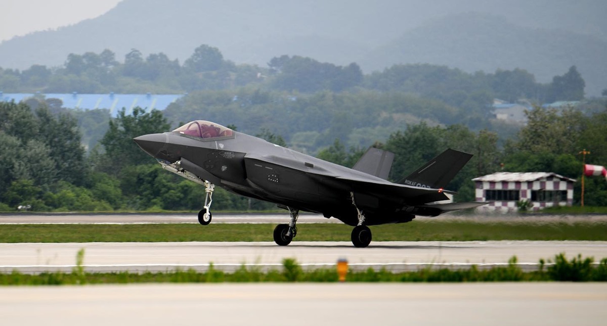 La Repubblica di Corea rottama un caccia di quinta generazione F-35 Lightning II da quasi 100 milioni di dollari dopo la collisione con un'aquila La Repubblica di Corea rottama un caccia di quinta generazione F-35 Lightning II da quasi 100 milioni di dollari dopo la collisione con un'aquila