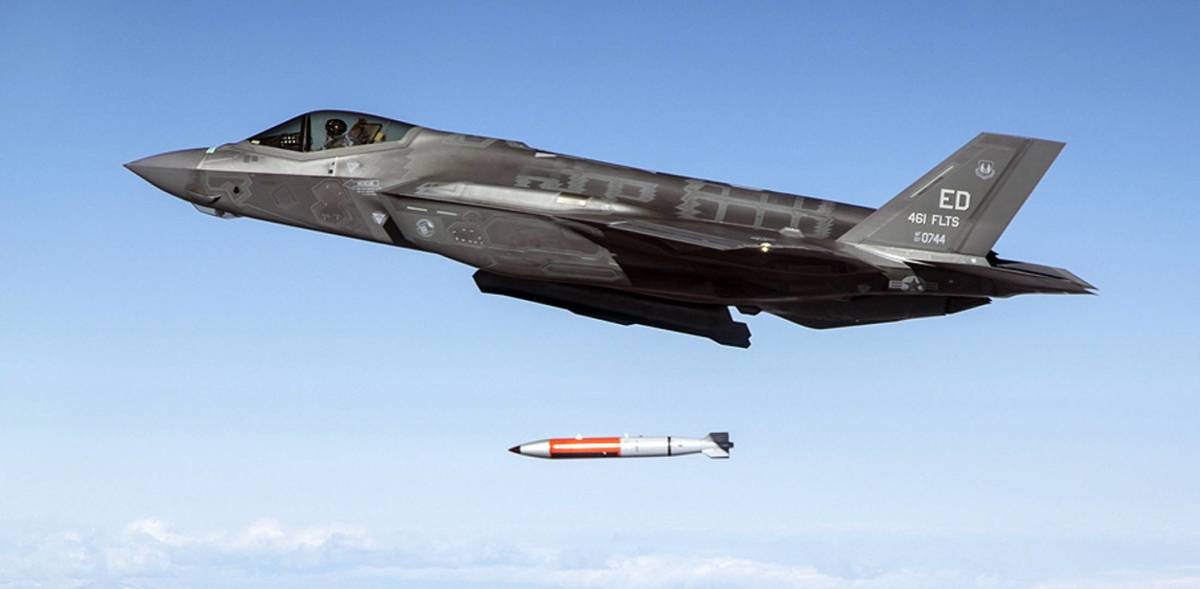 Gli F-35A Lightning II dei Paesi Bassi hanno ricevuto la certificazione iniziale per l'utilizzo delle bombe termonucleari statunitensi B61-12. Gli F-35A Lightning II dei Paesi Bassi hanno ricevuto la certificazione iniziale per l'utilizzo delle bombe termonucleari statunitensi B61-12.