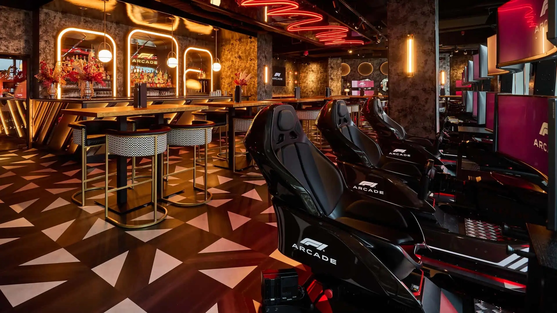 A Boston è stato aperto il ristorante F1 Arcade, che offre cibo delizioso e un giro al volante di un'auto di Formula 1. A Boston è stato aperto il ristorante F1 Arcade, che offre cibo delizioso e un giro al volante di un'auto di Formula 1.