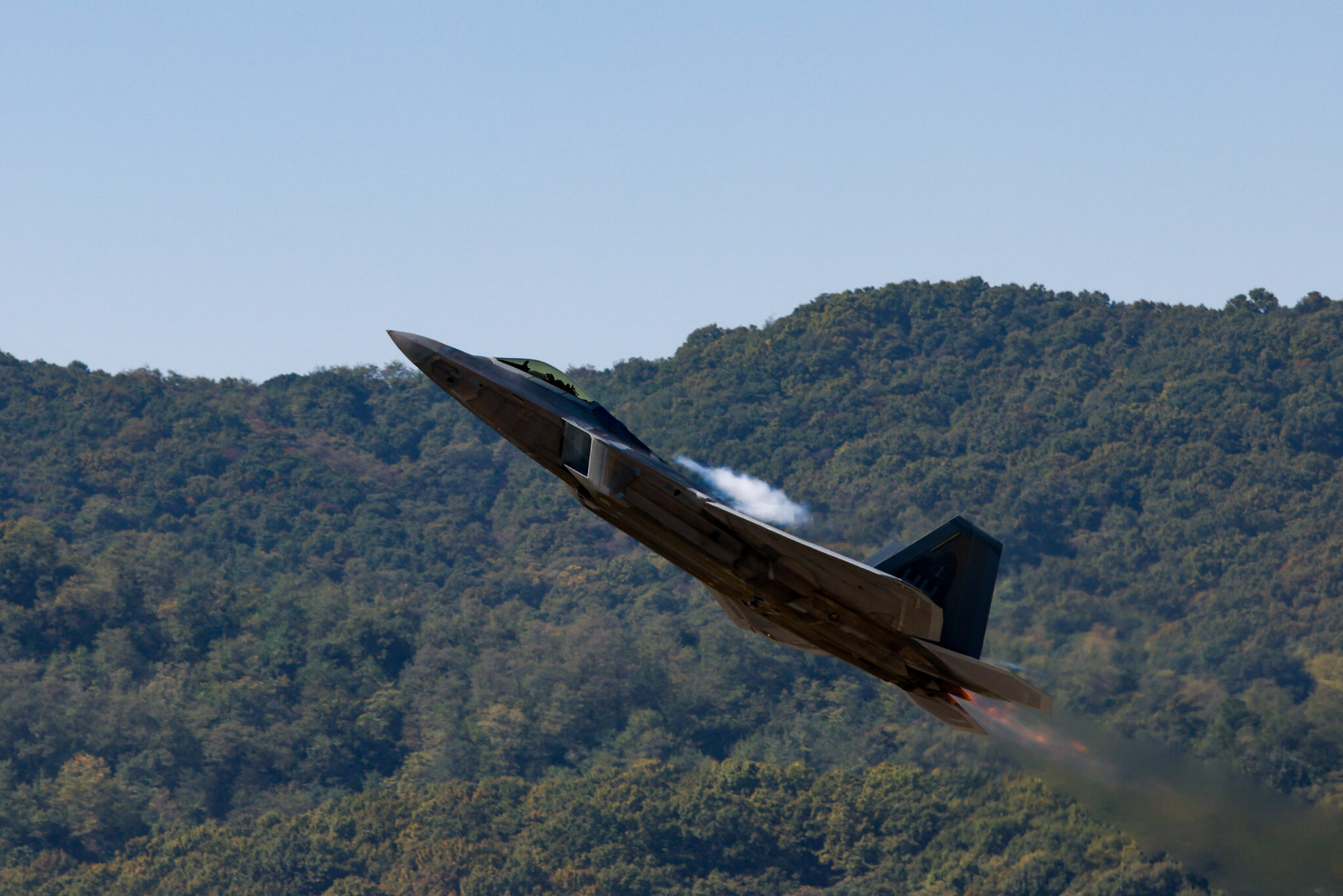 La Cina sta cercando di creare un radar in grado di tracciare il caccia stealth F-22 La Cina sta cercando di creare un radar in grado di tracciare il caccia stealth F-22