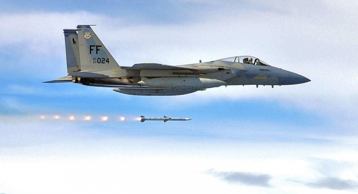Raytheon riceve 1,15 miliardi di dollari per produrre missili AIM-120 AMRAAM per Stati Uniti, Ucraina, Regno Unito, Paesi Bassi e altri 15 paesi
