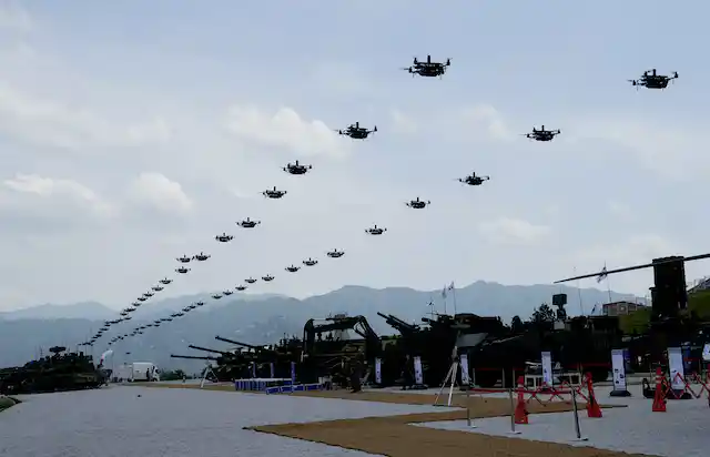 L'esercito americano prevede di produrre migliaia di robot da combattimento autonomi nei prossimi due anni L'esercito americano prevede di produrre migliaia di robot da combattimento autonomi nei prossimi due anni