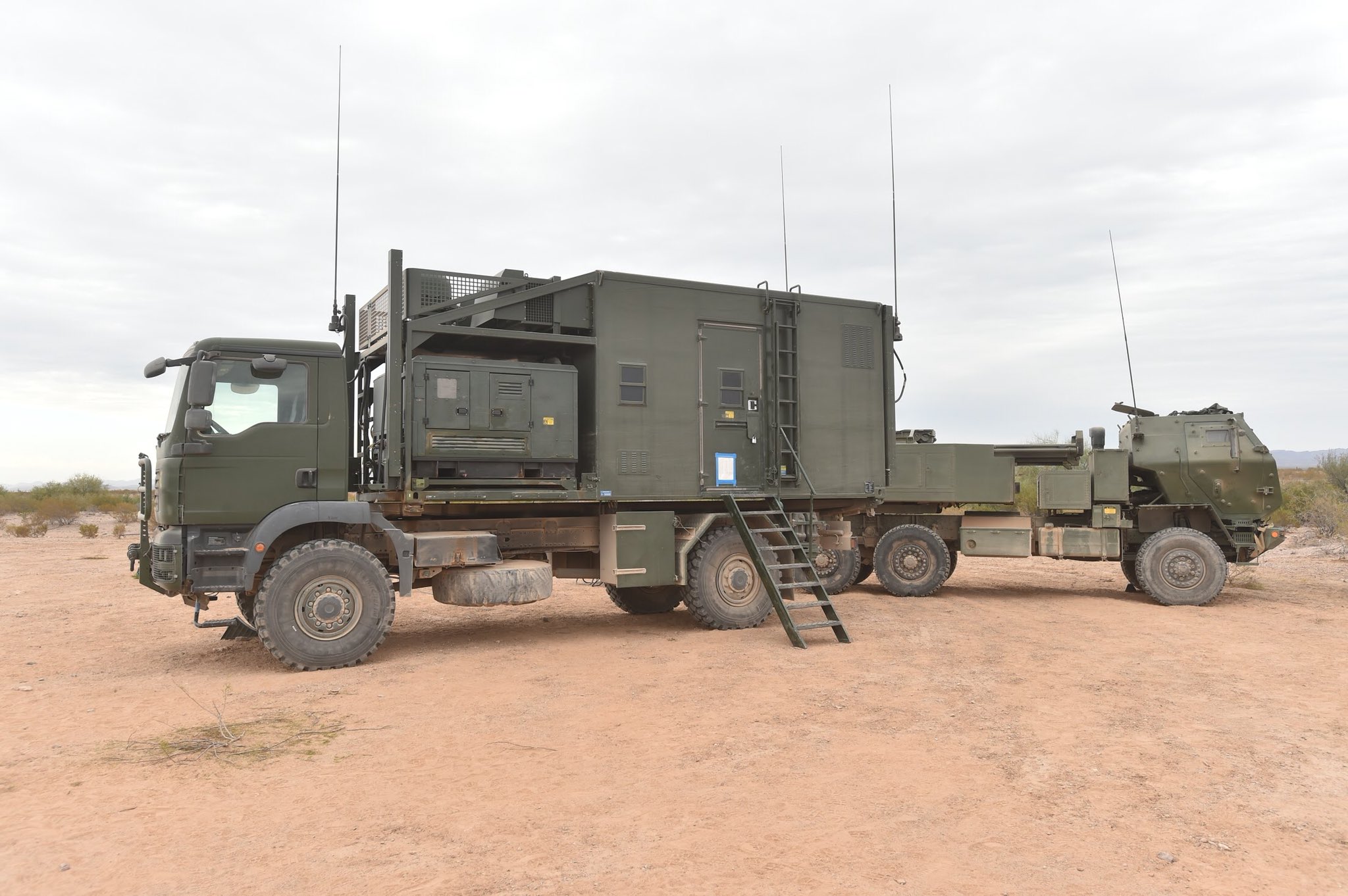Gli Stati Uniti trasferiranno i veicoli del comando e del personale in Ucraina. Molto probabilmente, sono necessari per il funzionamento dell'M142 HIMARS. Gli Stati Uniti trasferiranno i veicoli del comando e del personale in Ucraina. Molto probabilmente, sono necessari per il funzionamento dell'M142 HIMARS.