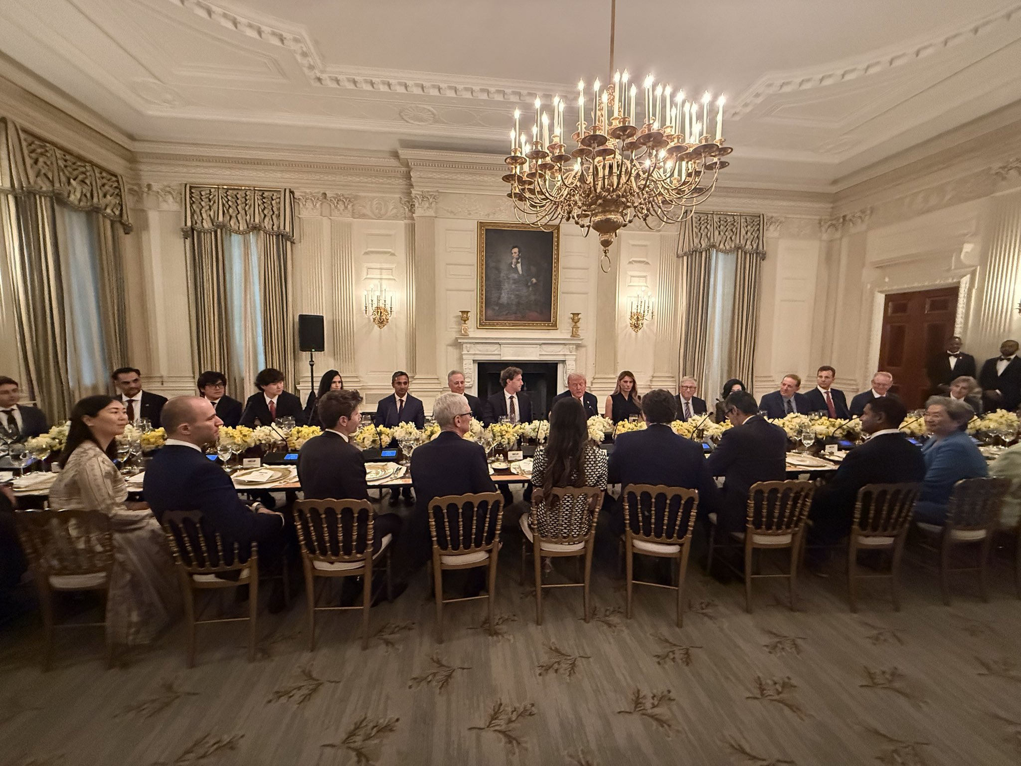 A cena alla Casa Bianca, i leader delle principali aziende tecnologiche hanno lodato Trump A cena alla Casa Bianca, i leader delle principali aziende tecnologiche hanno lodato Trump