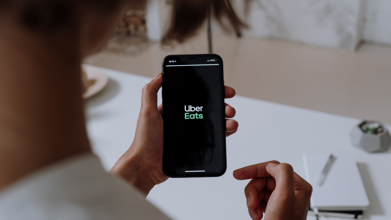 Uber Eats presenterà brevi video simili a TikTok per aiutare gli utenti a scegliere meglio il ristorante da cui ordinare. Uber Eats presenterà brevi video simili a TikTok per aiutare gli utenti a scegliere meglio il ristorante da cui ordinare.