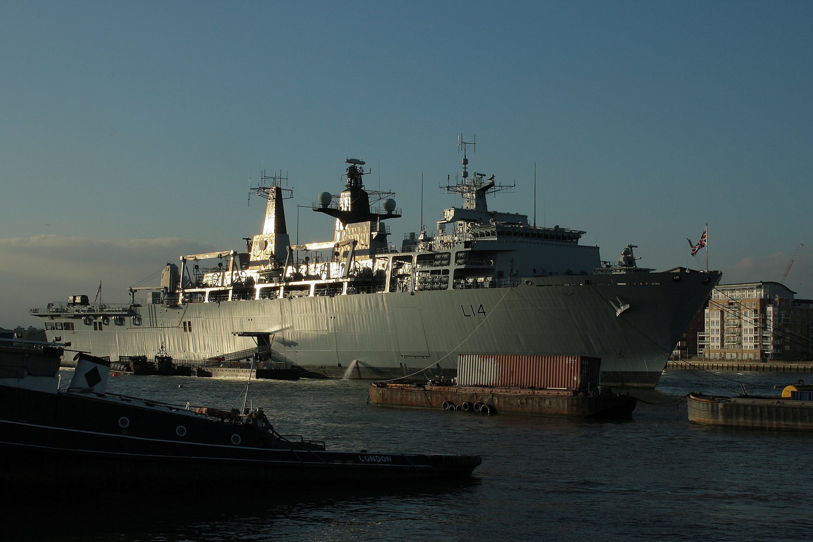 HMS Albion: La potente nave da guerra anfibia nel cuore della Royal Navy Intraprendete un viaggio con la HMS Albion: Il vascello d'assalto anfibio della Royal Navy