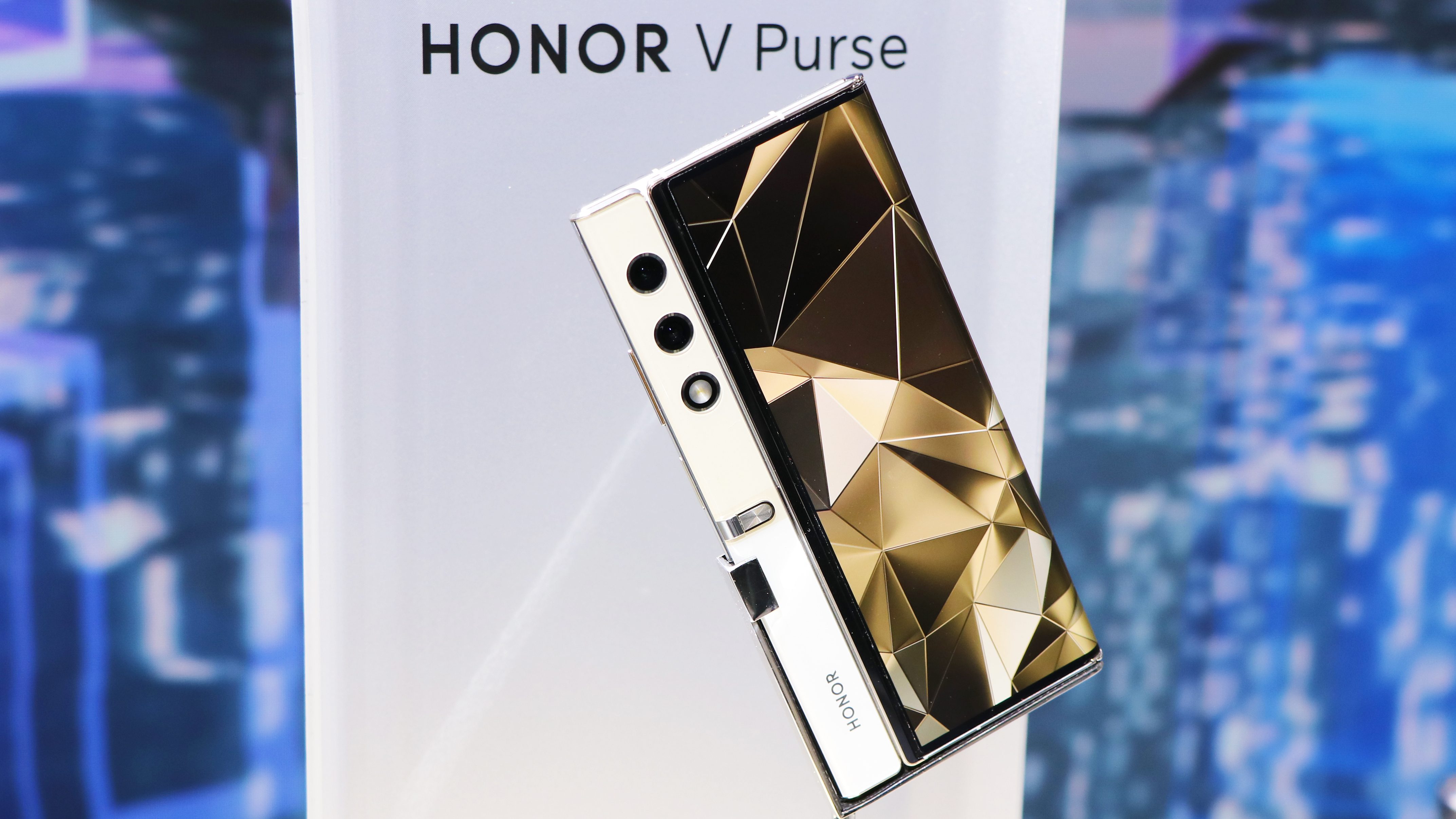 Non solo un concept, ma uno smartphone di produzione: l'Honor V Purse debutterà il 19 settembre Non solo un concept, ma uno smartphone di produzione: l'Honor V Purse debutterà il 19 settembre
