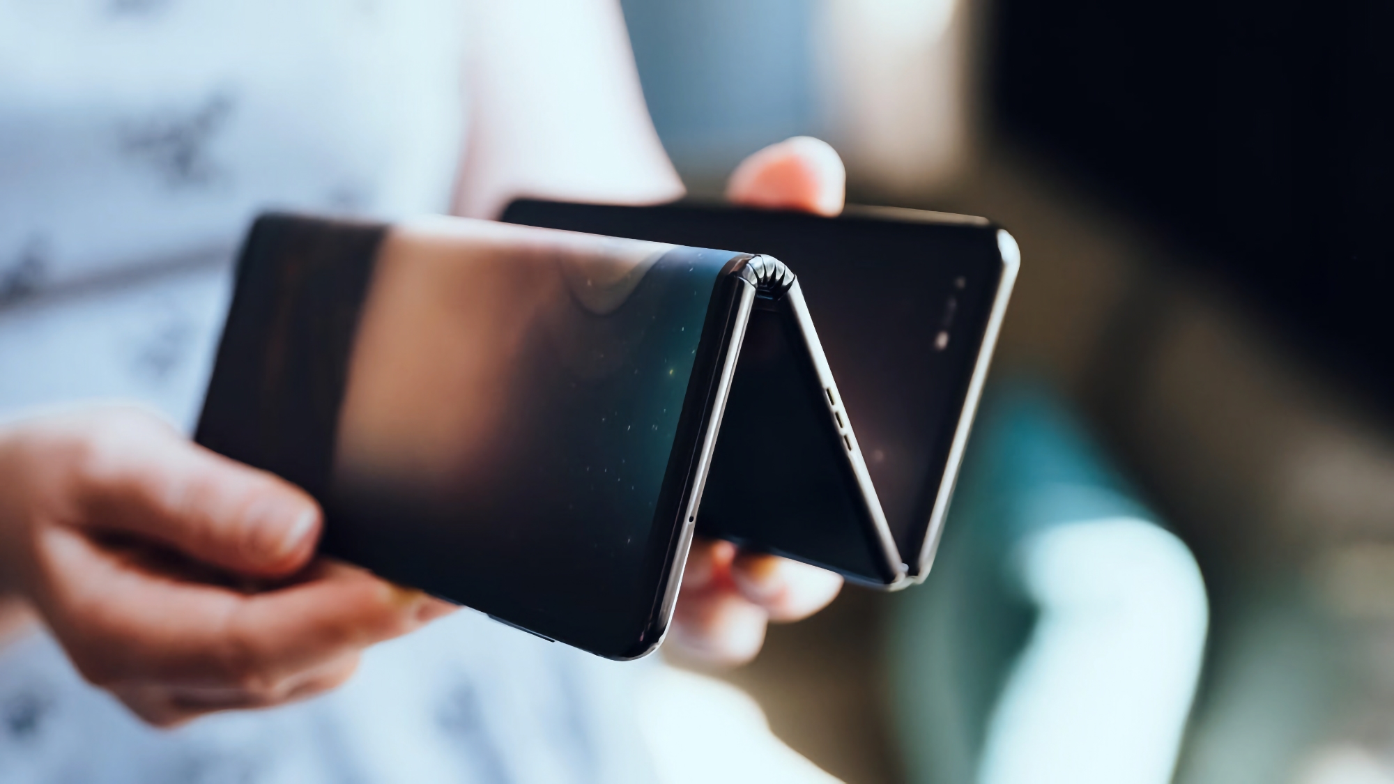 Huawei presenterà il 10 settembre il primo smartphone al mondo che si piega in tre Huawei presenterà il 10 settembre il primo smartphone al mondo che si piega in tre